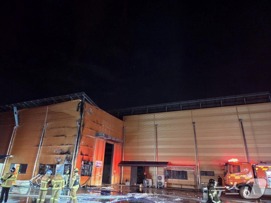 본문 이미지 - 아산 둔포면 석곡리 공장 화재 현장. (아산소방서 제공, 재판매 및 DB금지) / 뉴스1