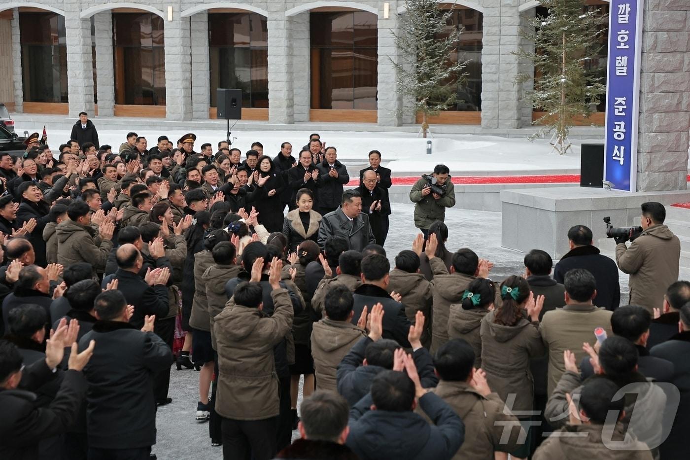 (평양 노동신문=뉴스1) = 북한 노동당 기관지 노동신문은 23일 "위대한 당중앙의 직접적인 발기와 정력적인 영도에 의하여 우리 나라 북부산간도시의 전형으로, 특색있는 사계절산악관광지로 자기의 매력적인 모습을 더욱 일신해가는 삼지연시에 현대적인 호텔들이 새로 일떠서 준공하였다＂고 보도했다. [국내에서만 사용가능. 재배포 금지. DB 금지. For Use Only in the Republic of Korea. Redistribution Prohibited] rodongphoto@news1.kr