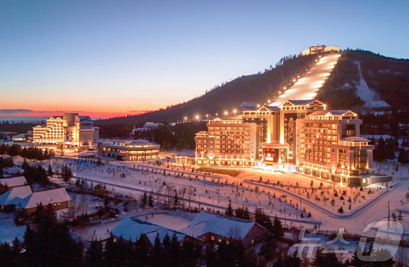 (평양 노동신문=뉴스1) = 북한 노동당 기관지 노동신문은 23일 "우리나라 북부 산간도시의 전형으로, 특색있는 사계절 산악관광지로 자기의 매력적인 모습을 더욱 일신해가는 삼지연시에 현대적인 호텔들이 새로 일떠서 준공했다"라고 보도했다. [국내에서만 사용가능. 재배포 금지. DB 금지. For Use Only in the Republic of Korea. Redistribution Prohibited] rodongphoto@news1.kr