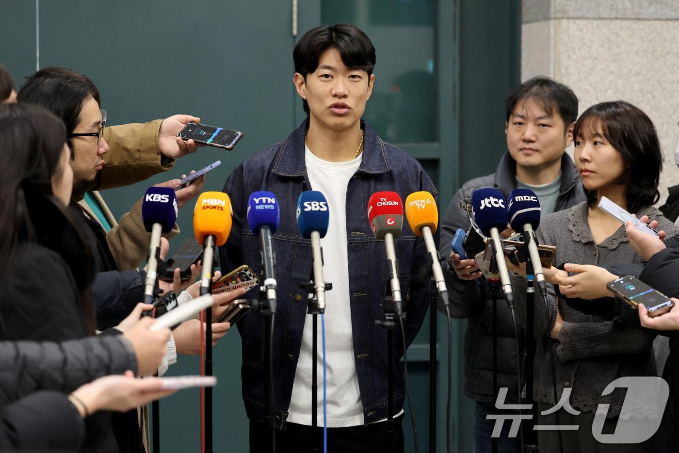 미국프로야구 메이저리그(MLB) 샌디에이고 파드리스와 4년 계약을 맺은 송성문이 23일 오전 인천국제공항을 통해 귀국해 취재진과 인터뷰를 하고 있다. 2025.12.23/뉴스1 ⓒ News1 이광호 기자