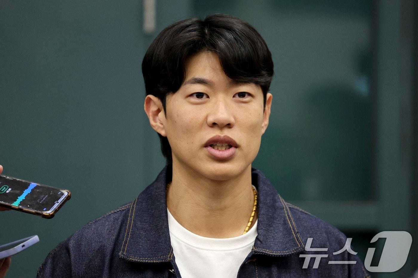 본문 이미지 - 미국프로야구 메이저리그(MLB) 샌디에이고 파드리스와 4년 계약을 맺은 송성문이 23일 오전 인천국제공항을 통해 귀국해 취재진과 인터뷰를 하고 있다. 2025.12.23/뉴스1 ⓒ News1 이광호 기자