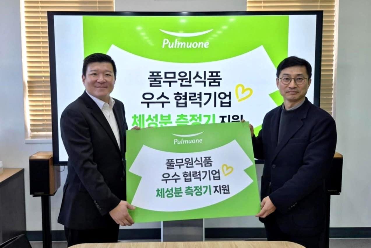 본문 이미지 - 이정언 풀무원 지속가능경영담당(사진 오른쪽)이 우천식품 조태원 상무(사진 왼쪽)에게 체성분 측정기를 전달하고 있다.(풀무원 제공)