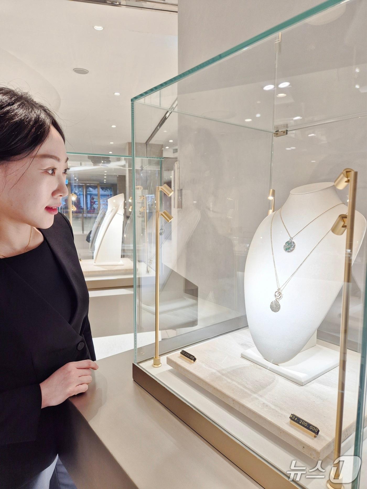 본문 이미지 - 롯데백화점 부산본점을 방문한 고객이 아르투스 베르트랑의 장신구를 보고 있다.(롯데백화점 부산본점 제공. 재판매 및 DB 금지)