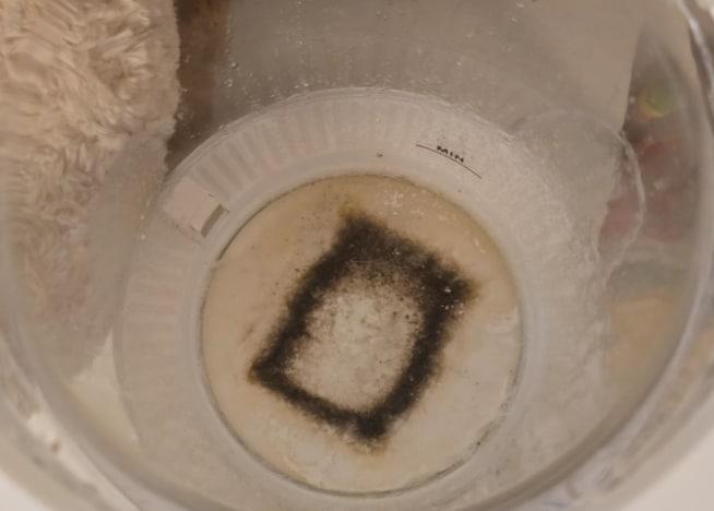 본문 이미지 - 화재가 발생한 'S사 가습기'의 바닥 부분. 출처=보배드림