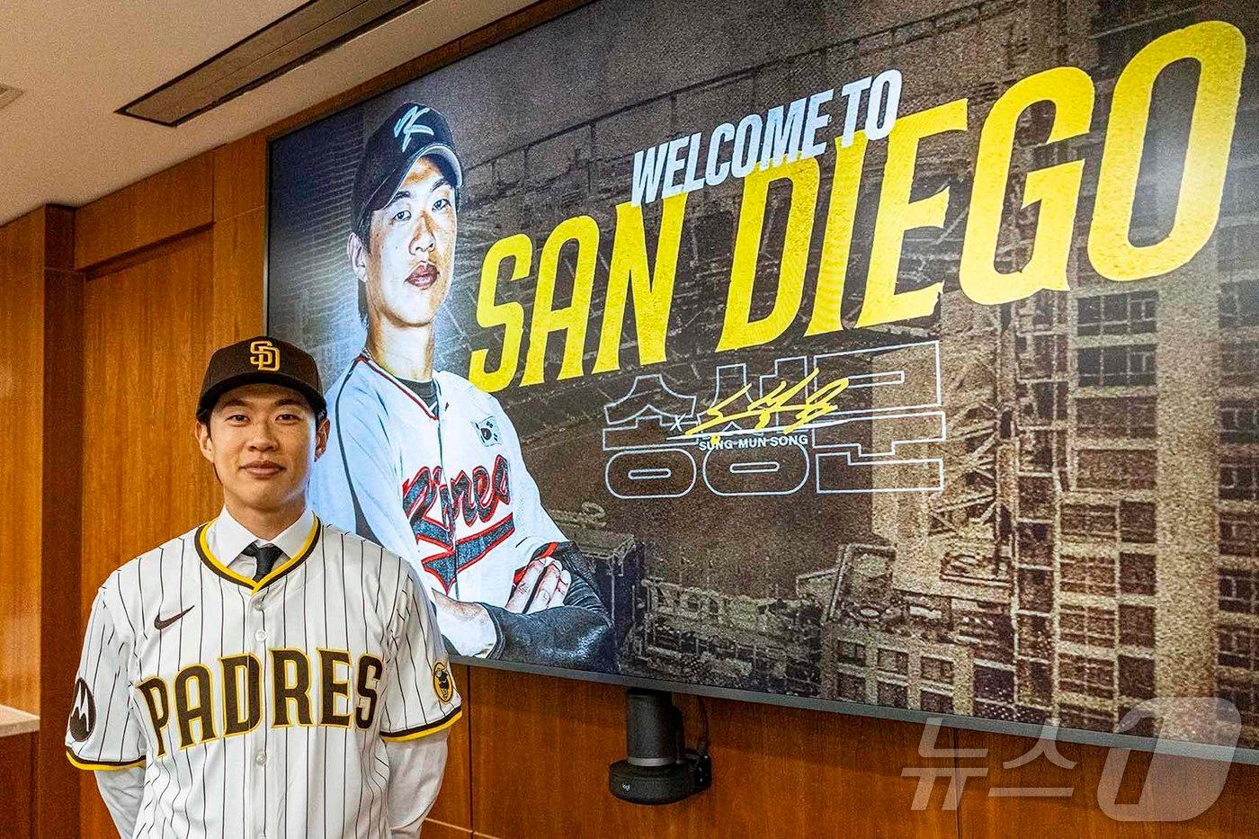 미국프로야구 메이저리그(MLB) 샌디에이고 파드라스가 23일(한국시간) 내야수 송성문(29)과 2029시즌까지 4년 계약을 맺었다고 밝혔다. 사진은 입단 기념 사진 촬영하는 송성문의 모습. (키움 히어로즈 제공. 재판매 및 DB 금지) 2025.12.23/뉴스1