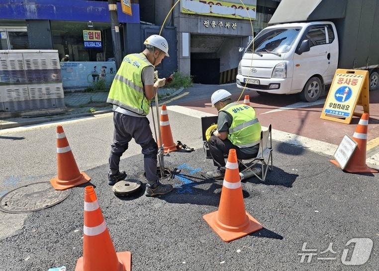 본문 이미지 - 수도시설 점검 장면 (인천시 제공.재판매 및 DB금지)