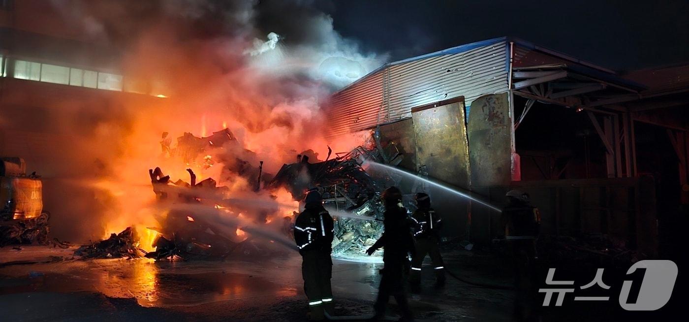 부산 강서구 송정동 한 폐차장에서 불이 나 소방이 진압에 나서고 있는 모습(소방 제공. 재판매 및 DB금지)