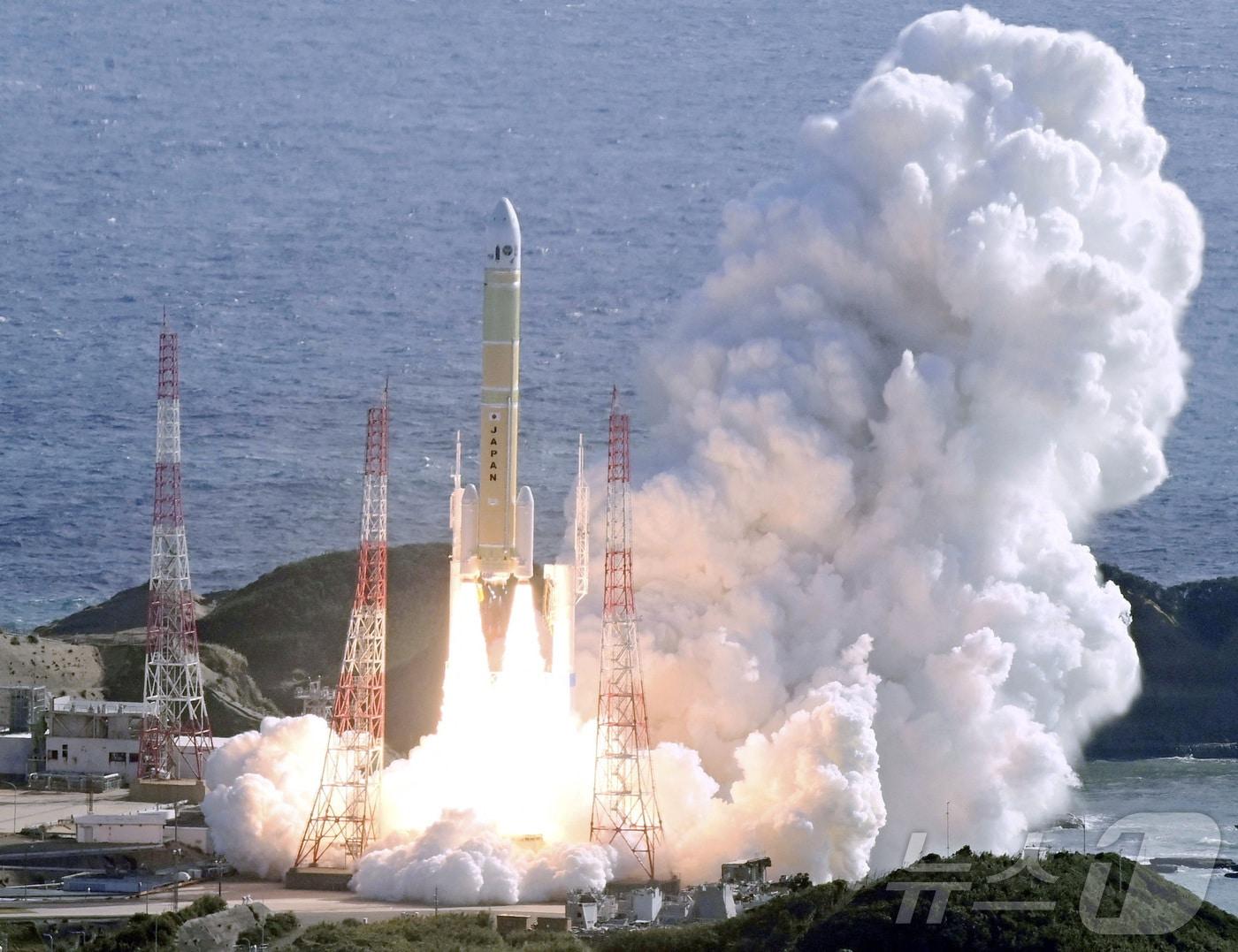 본문 이미지 - 일본의 GPS(위성항법시스템) 위성 '미치비키 5호기'를 탑재한 H3 로켓 8호기가 22일 일본 가고시마현 다네가시마 우주센터에서 발사됐다. 2025.12.22. ⓒ 로이터=뉴스1 ⓒ News1 이정환 기자