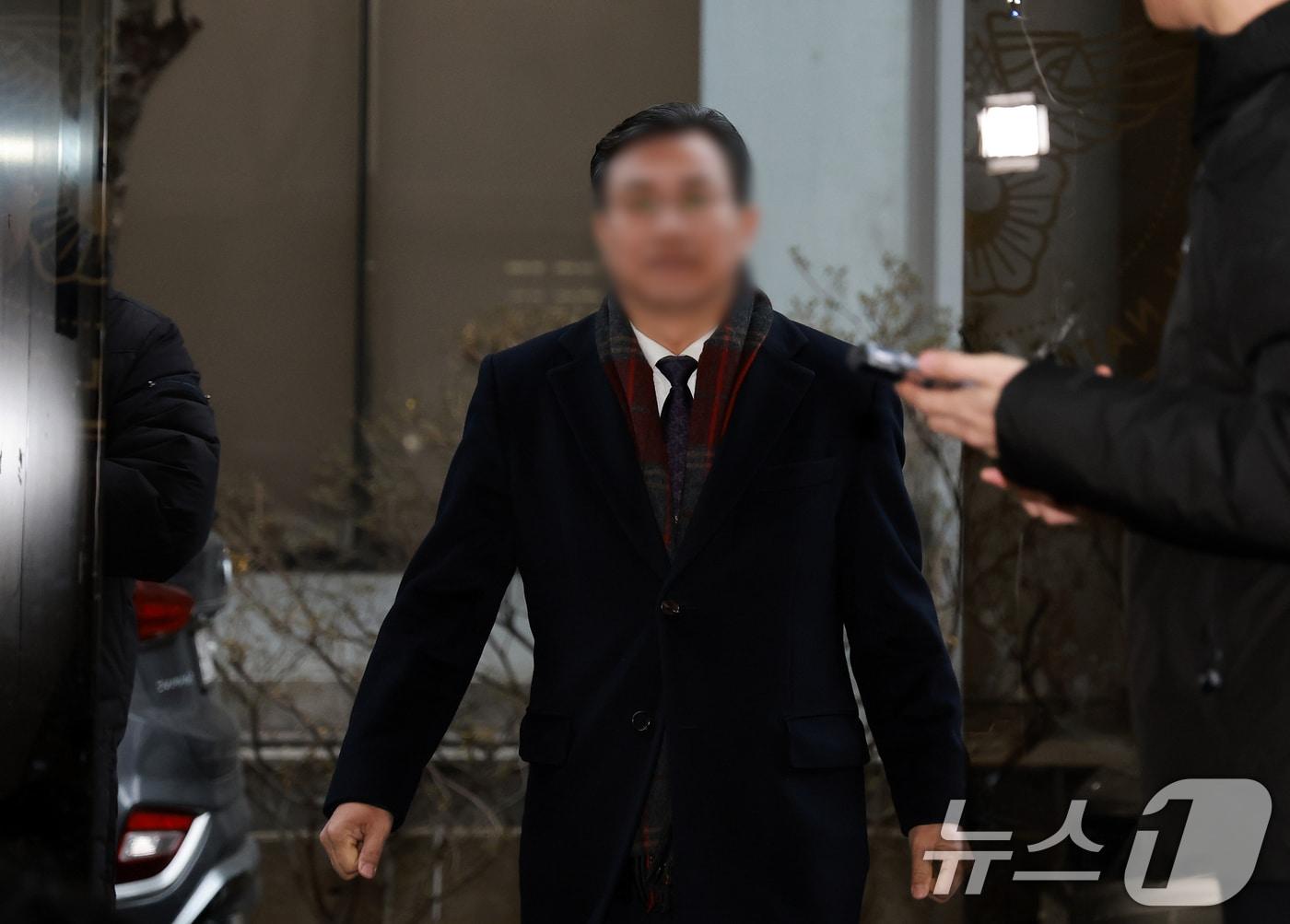 본문 이미지 - 통일교 전 총무처장 조 모씨가 23일 서울 서대문구 경찰청에 참고인 신분으로 출석하고 있다. 조씨는 윤영호 전 통일교 세계본부장과 함께 근무하며 행정과 재정 실무를 총괄했던 핵심 인물로 알려져 있다. 2025.12.23/뉴스1 ⓒ News1 이호윤 기자