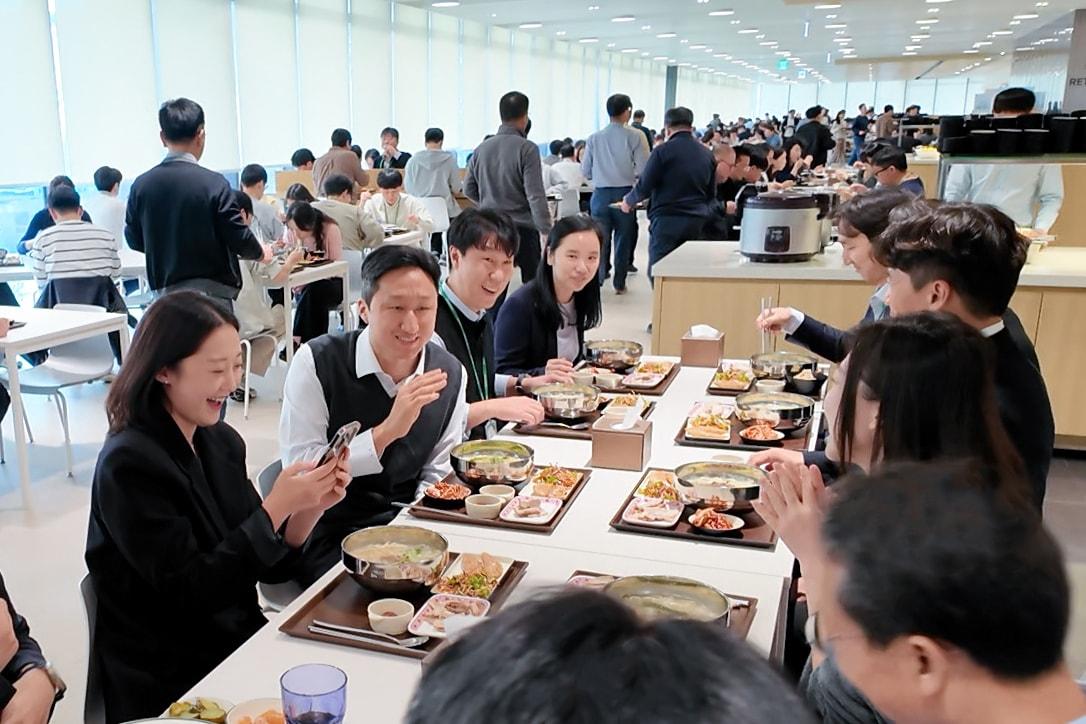 본문 이미지 - 지난 10월, 정기선 HD현대 회장(왼쪽에서 두 번째)이 경기도 성남 HD현대 글로벌R&D센터(GRC) 구내식당에서 임직원들과 점심을 함께하며 현장 소통에 나서고 있다. (HD현대 제공)