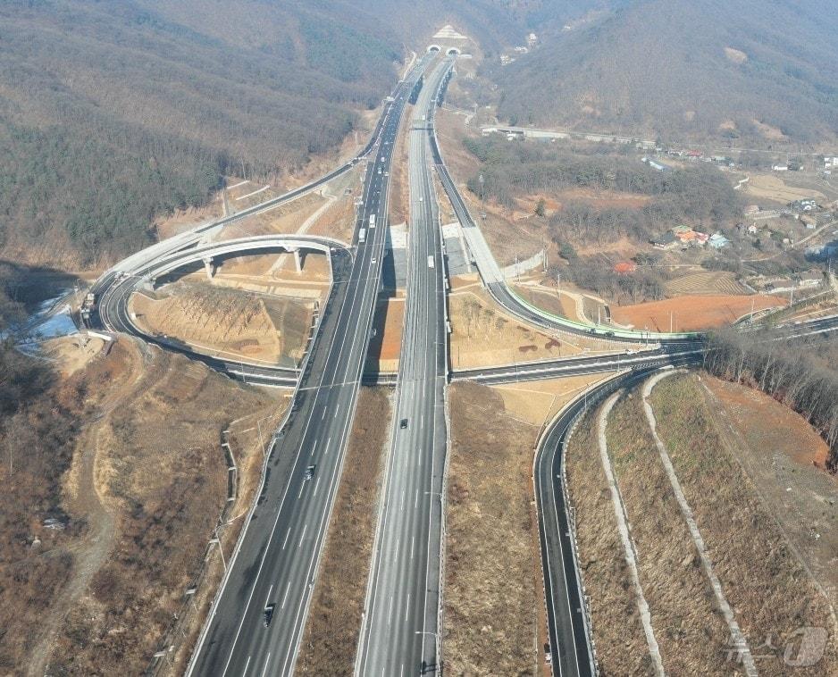본문 이미지 - 세종~포천고속도로 남용인IC가 23일 오전 10시 전면 개통됐다. 사진은 남용인IC 전경.(한국도로공사 제공) ⓒ News1 김평석 기자