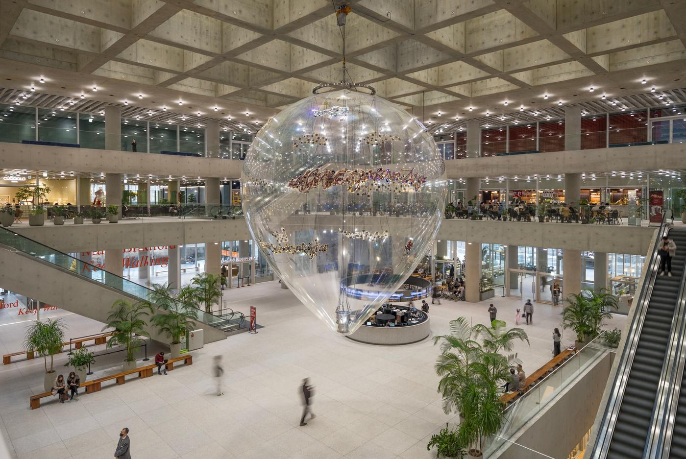 아모레퍼시픽은 이불 작가의 대형 설치 작품 'Willing To Be Vulnerable – Transparent Balloo(2025)'을 서울 용산에 위치한 세계본사 아트리움에 공개한다.(아모레퍼시픽제공)