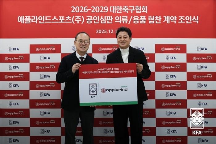 본문 이미지 - KFA와 애플라인드스포츠가 공인심판 의류, 용품 협찬 계약을 체결했다. 조인식에서 사진 촬영 중인 이용수 부회장(왼쪽)과 홍연기 애플라인드 대표. (KFA 제공)