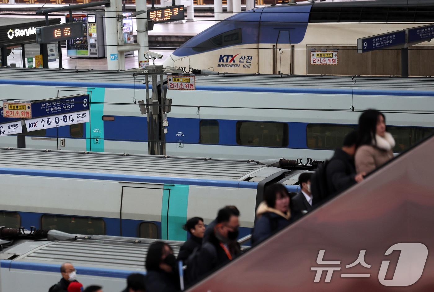 전국철도노동조합이 총파업을 유보한 23일 오전 서울역에서 시민들이 정상 운행 중인 열차를 이용하고 있다. 이날 철도노조는 정부가 한국철도공사(코레일) 성과급 지급 기준을 2026년 기본급의 90%, 2027년 기본급의 100%로 단계적으로 상향하는 안을 공공기관운영위원회(공운위)에 상정하겠다고 밝히면서 파업을 멈췄다. 2025.12.23/뉴스1 ⓒ News1 박지혜 기자