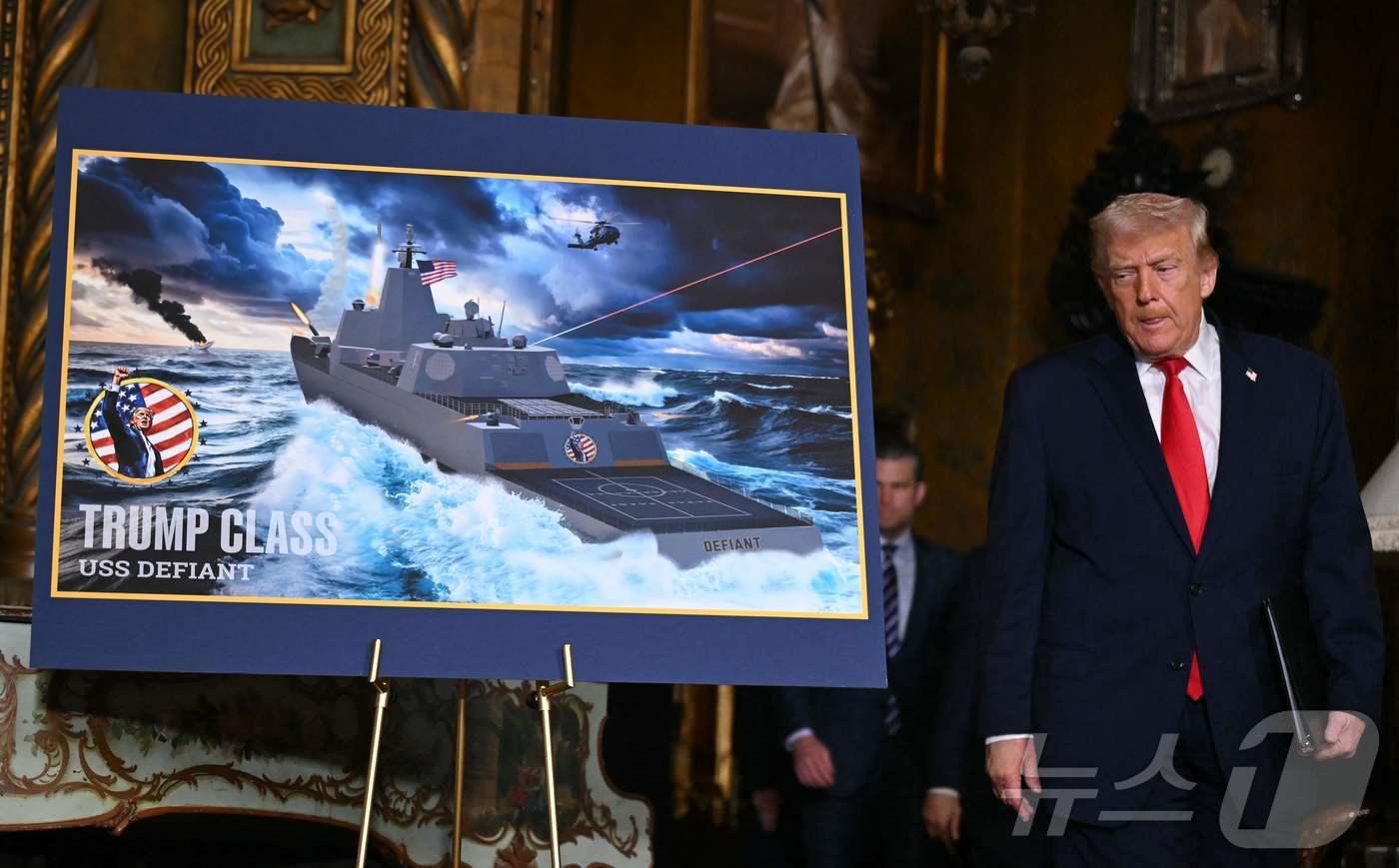 도널드 트럼프 미국 대통령이 22일(현지시간) 플로리다 마러라고 리조트에서 '황금 함대' 구상을 공개하면서 새로운 '트럼프급' 전함 건조 계획을 설명하고 있다. ⓒ AFP=뉴스1
