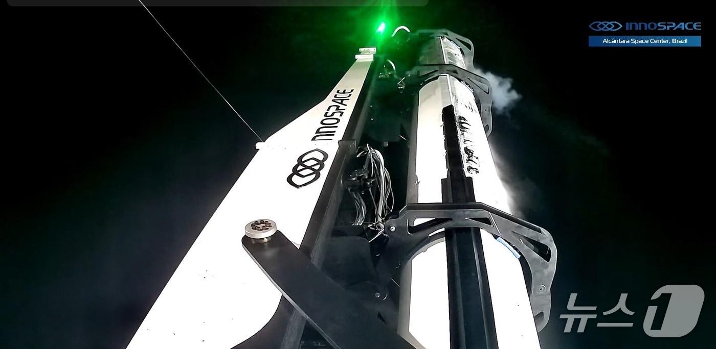 23일 오전(한국시간) 브라질 알칸타라 우주센터에서 발사를 앞두고 있는 이노스페이스의 상업 우주로켓 '한빛 나노'. 추진제(연료·산화제)가 충전되는 모습이다.(이노스페이스 유튜브 생중계 갈무리)/뉴스1