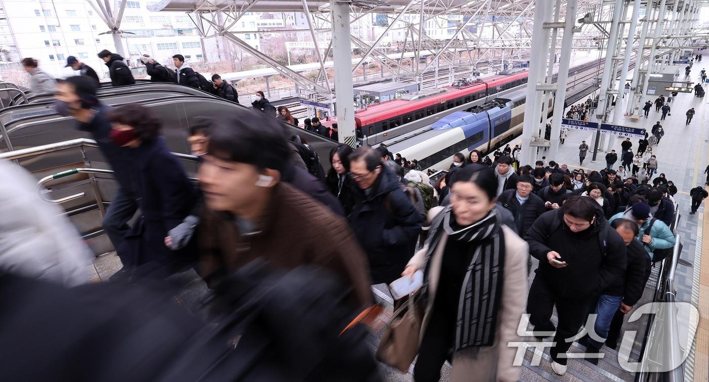 전국철도노동조합이 총파업을 유보한 23일 오전 서울역에서 시민들이 정상 운행 중인 열차를 이용하고 있다. 이날 철도노조는 정부가 한국철도공사(코레일) 성과급 지급 기준을 2026년 기본급의 90%, 2027년 기본급의 100%로 단계적으로 상향하는 안을 공공기관운영위원회(공운위)에 상정하겠다고 밝히면서 파업을 멈췄다. 2025.12.23/뉴스1 ⓒ News1 박지혜 기자
