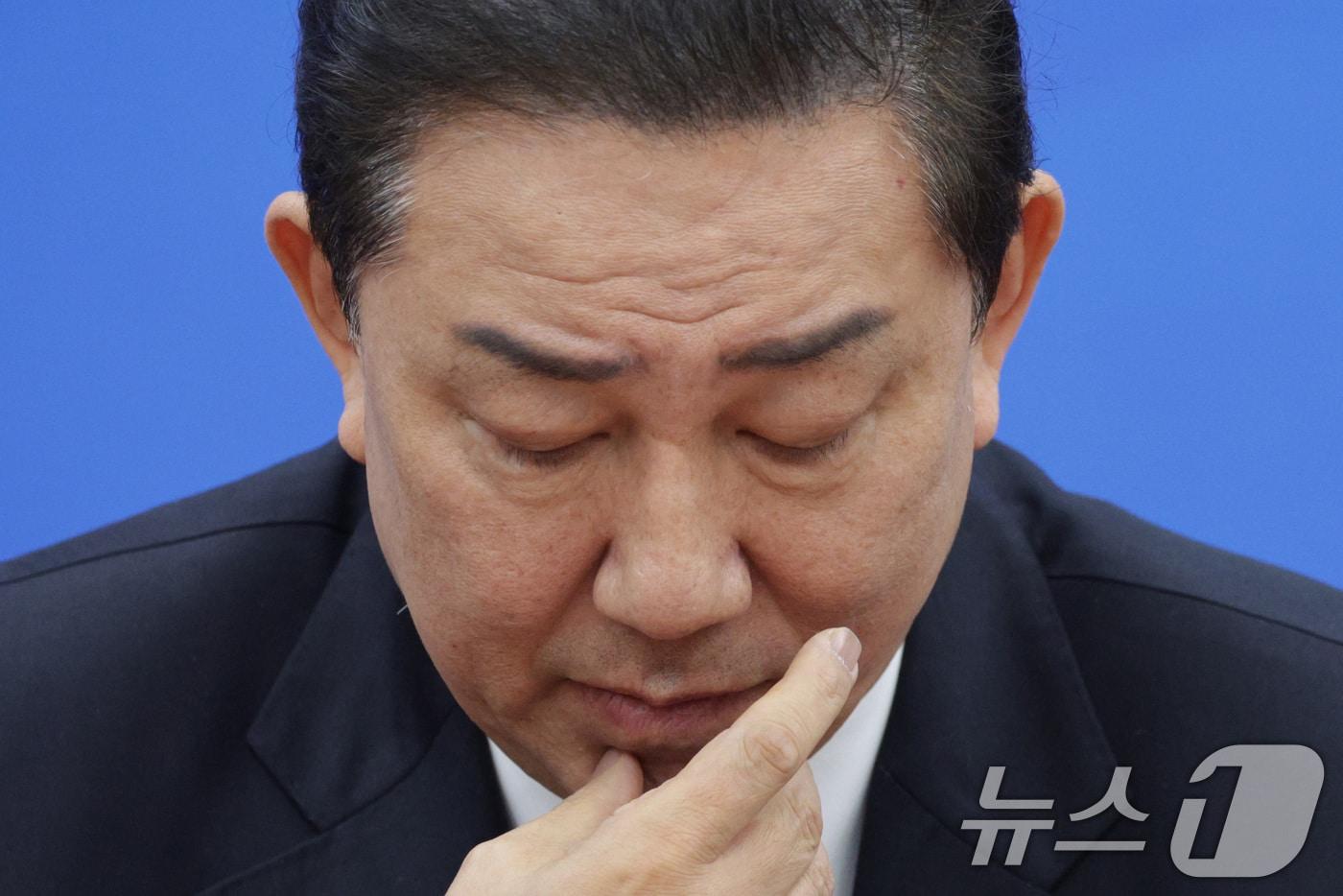 김병기 더불어민주당 원내대표와 문진석 원내수석이 23일 서울 여의도 국회에서 열린 원내대책회의에서 생각에 잠겨 있다. 2025.12.23/뉴스1 ⓒ News1 신웅수 기자