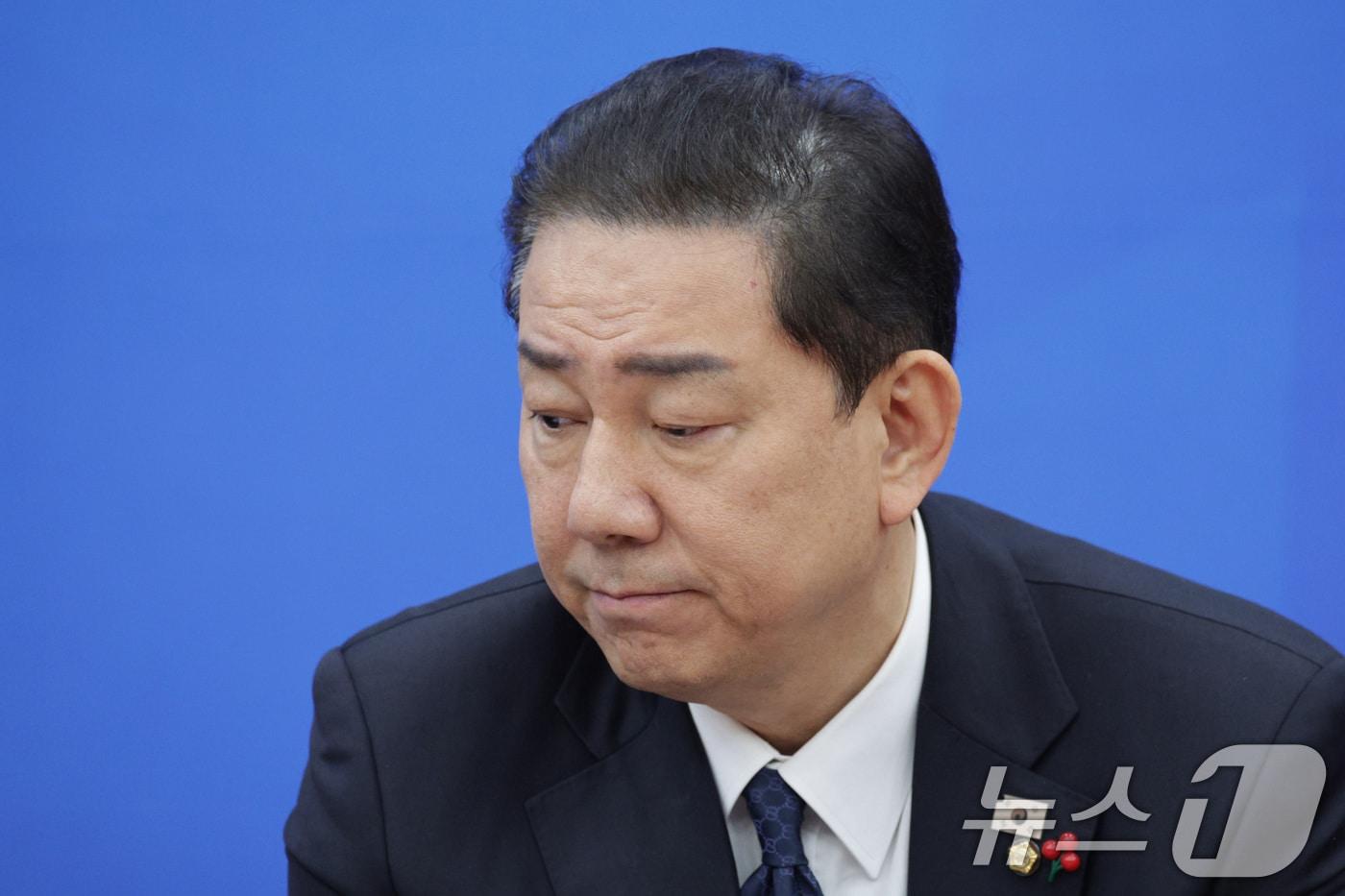 김병기 더불어민주당 원내대표가 23일 서울 여의도 국회에서 열린 원내대책회의에서 생각에 잠겨 있다. 2025.12.23/뉴스1 ⓒ News1 신웅수 기자