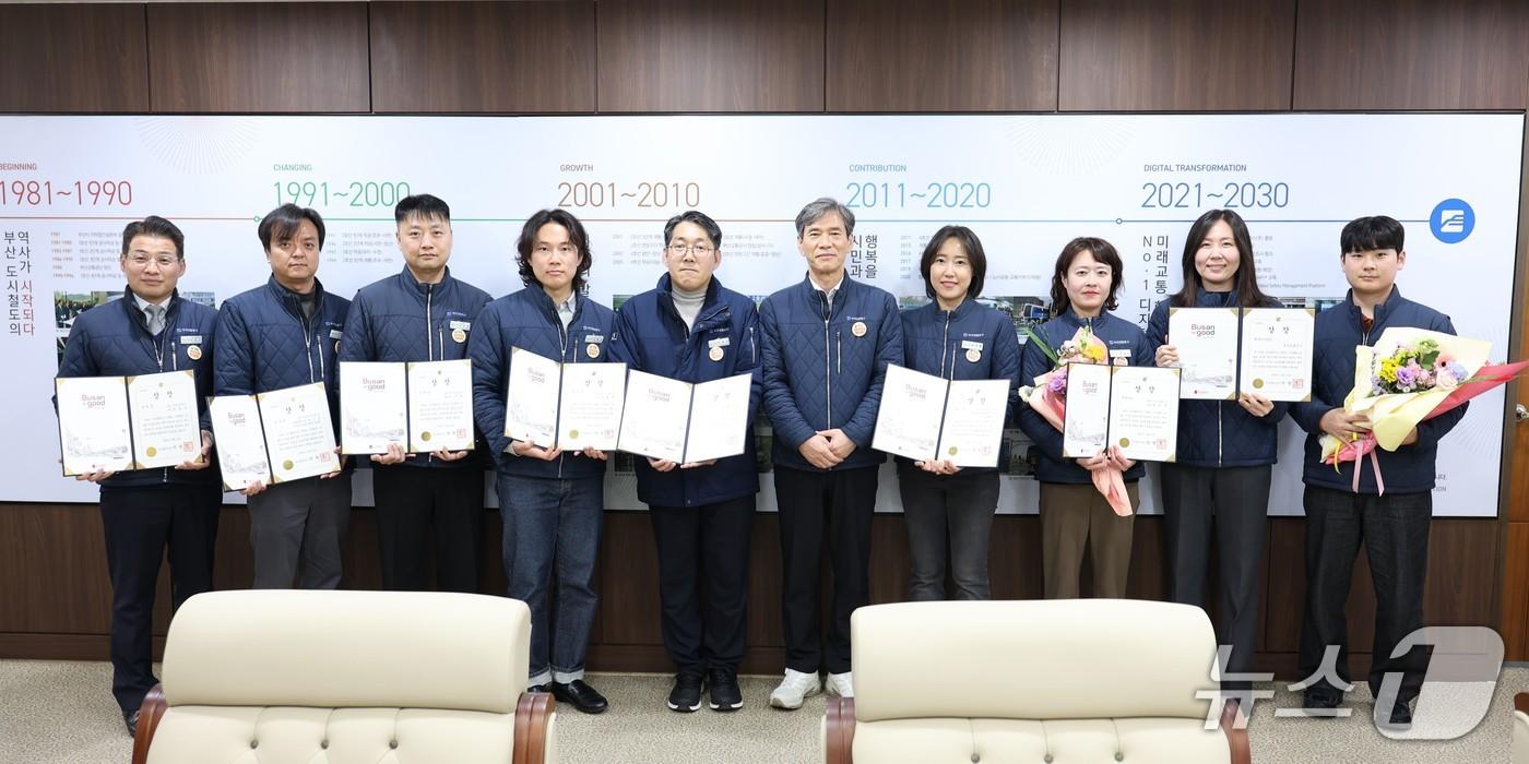 부산시 산하 공공기관 직원을 대상으로 열린 정책 아이디어 공모전에서 우수작으로 선정된 직원들이 기념촬영을 하고 있는 모습 (부산교통공사 제공. 재판매 및 DB금지)