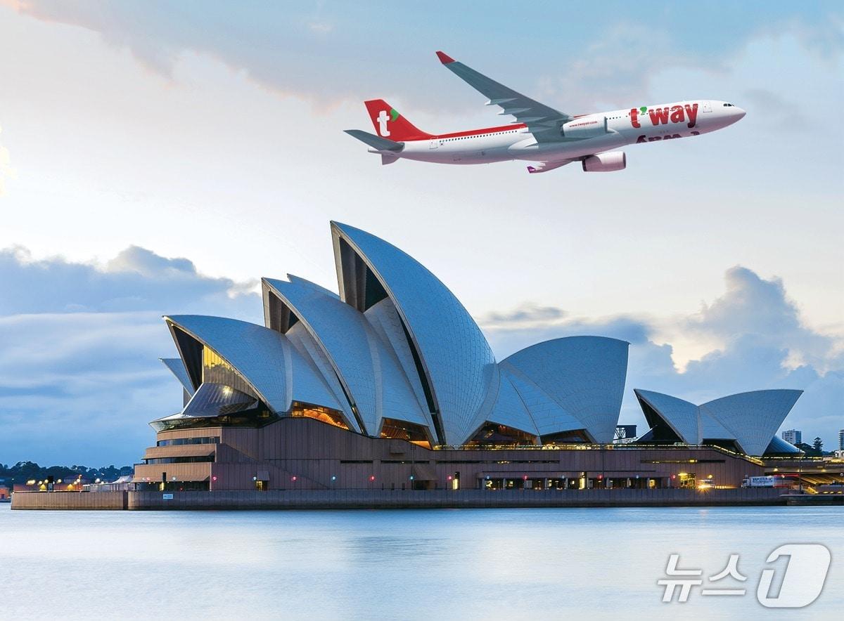 본문 이미지 - 23일 티웨이항공의 인천-시드니 취항 3주년을 맞아 A330-300 여객기가 호주 시드니 항공을 비행하는 장면을 연출한 그래픽(자료사진. 티웨이항공 제공). 2025.12.23.