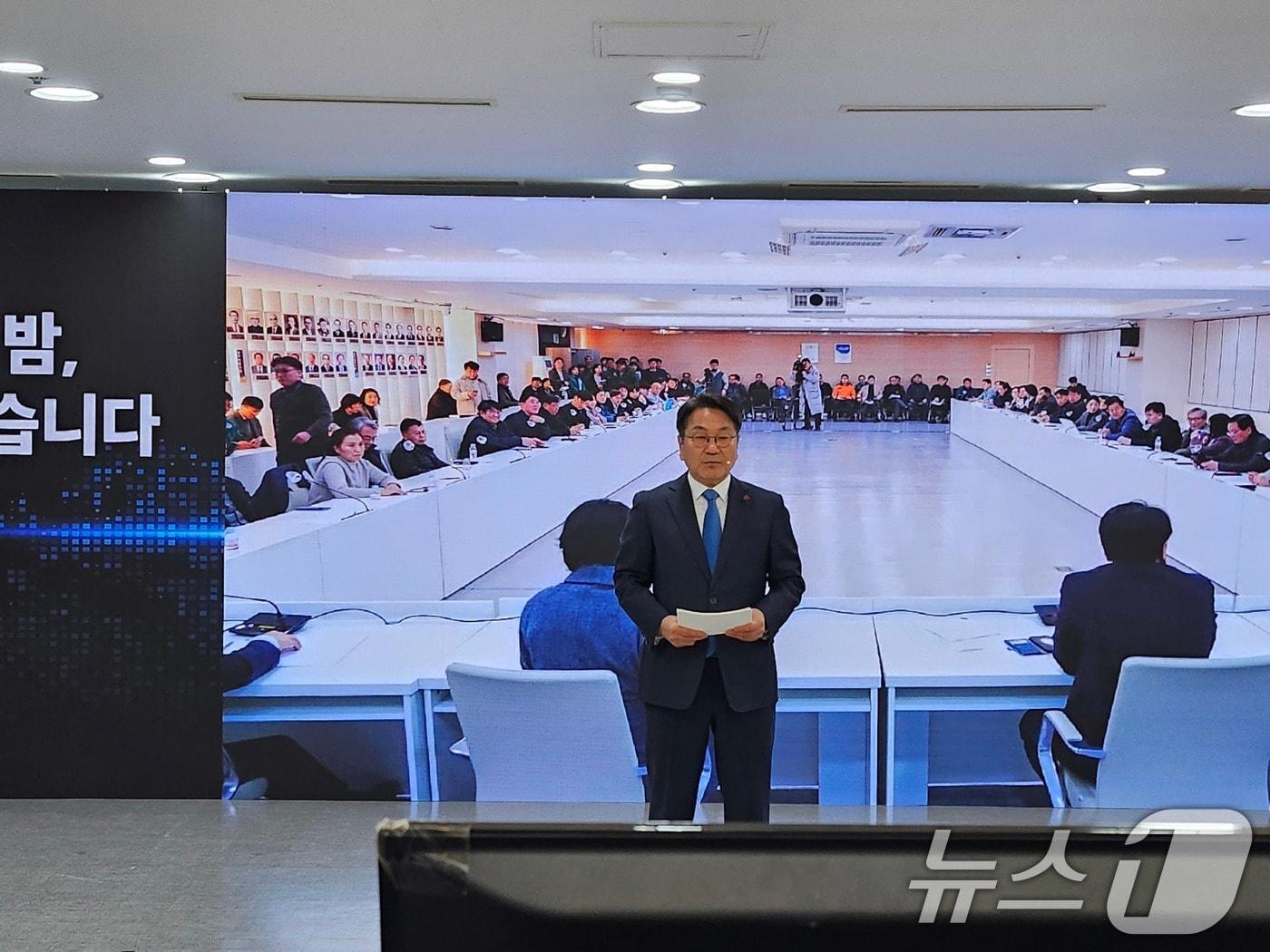 본문 이미지 - 강기정 광주시장이 23일 광주시청 3층 중회의실에서 열린 2026년 송신년 기자회견에서 인사말하고 있다. 2025.12.23/뉴스1 ⓒ News1 이수민 기자