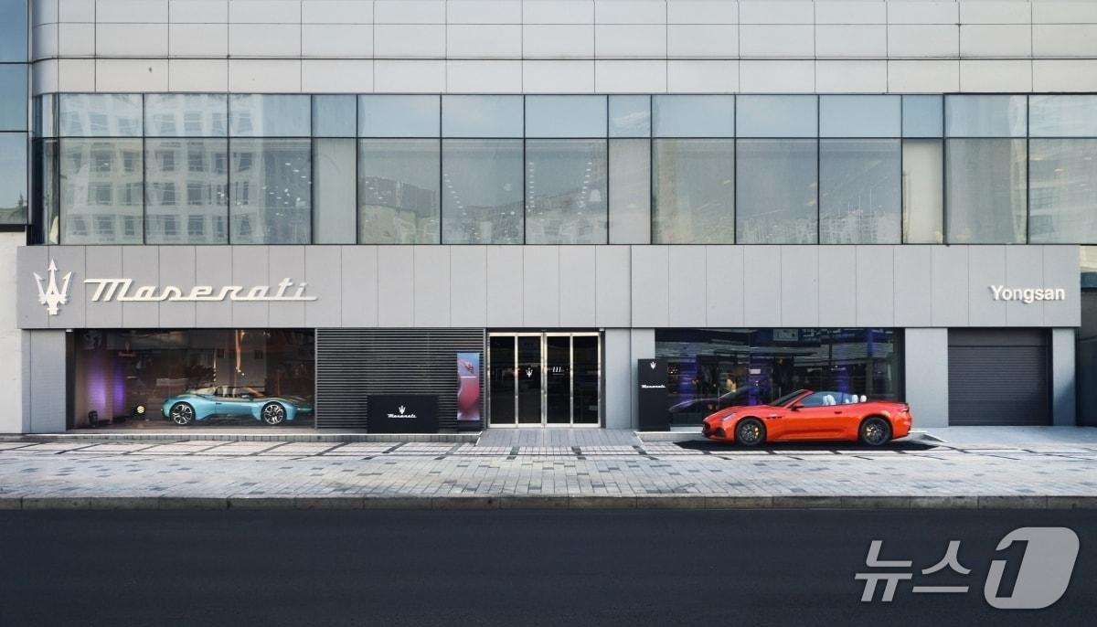 본문 이미지 - 마세라티 용산 전시장 전경. 