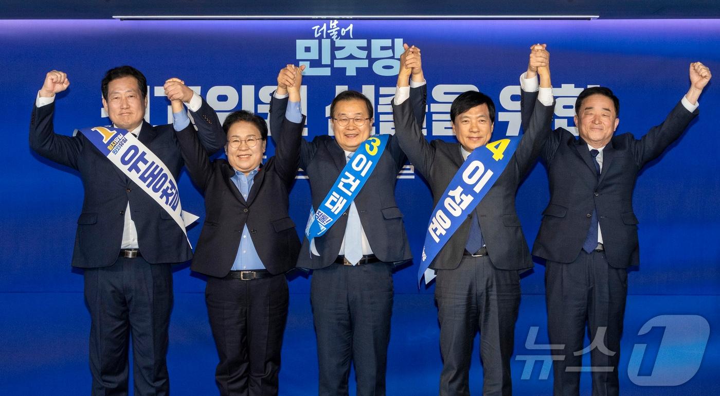 지난 23일 서울 여의도 더불어민주당 중앙당사에서 열린 최고위원 선출을 위한 1차 합동연설회에서 유동철(왼쭉부터), 문정복, 이건태, 이성윤, 강득구 최고위원 후보들이 지지를 호소하고 있다. 2025.12.23/뉴스1 ⓒ News1 국회사진기자단