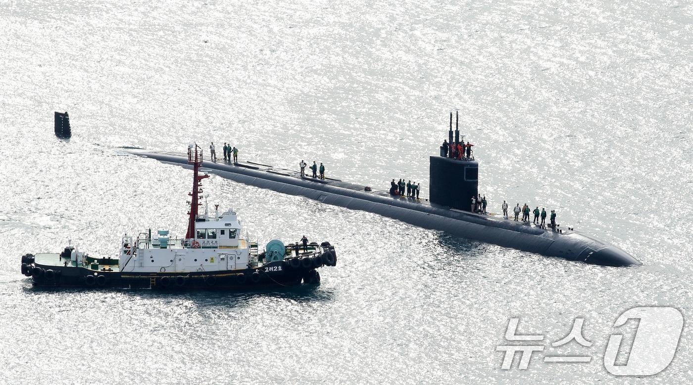 본문 이미지 - 미국 해군 로스엔젤레스급 핵추진 잠수함 '그린빌함'(SSN-772·6900톤급)이 23일 오전 부산 남구 해군작전사령부 부산작전기지에 입항하고 있다. 2025.12.23 (사진은 기사 내용과 무관함) / 뉴스1 ⓒ News1