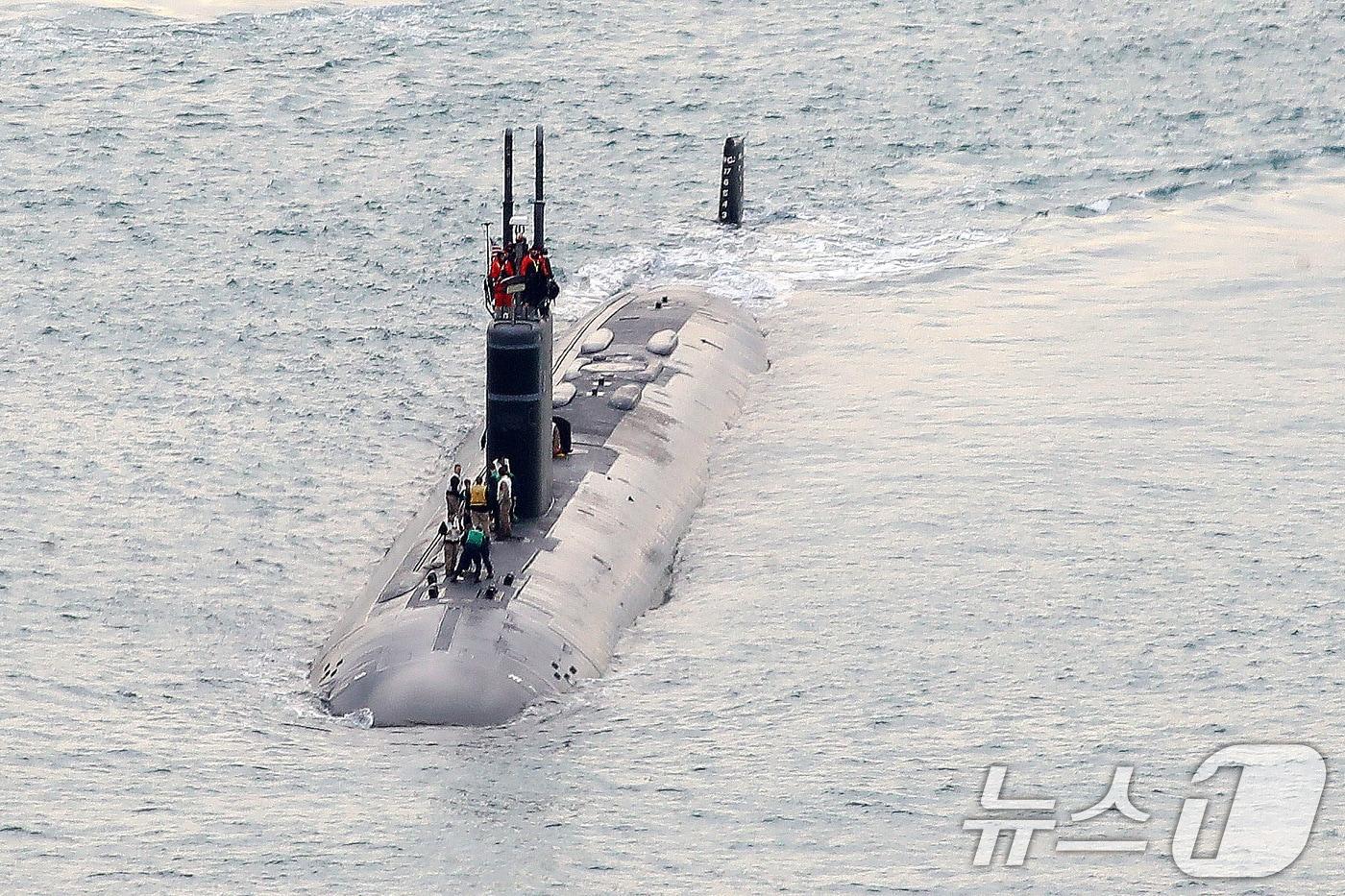 미국 해군 로스엔젤레스급 핵추진 잠수함 '그린빌함'이 23일 오전 부산 남구 해군작전사령부 부산작전기지에 입항하고 있다.  2025.12.23/뉴스1 ⓒ News1 윤일지 기자