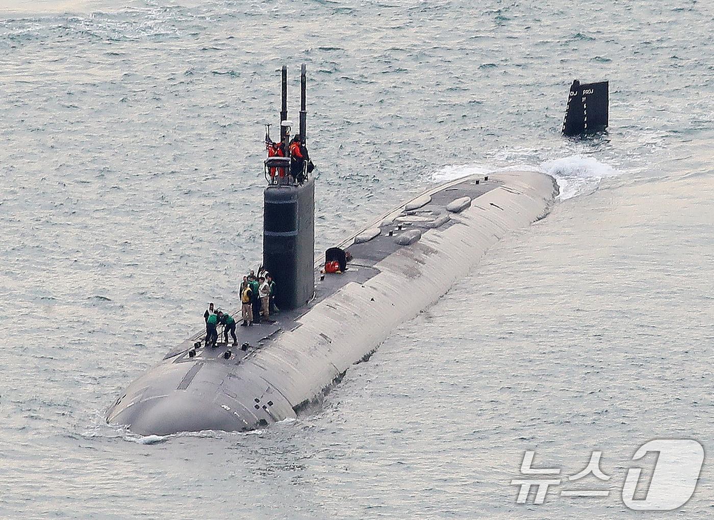 본문 이미지 - 미국 해군 로스엔젤레스급 핵추진잠수함 '그린빌함'(SSN-772·6900톤급)이 지난 23일 오전 부산 남구 해군작전사령부 부산작전기지에 입항하고 있다. 2025.12.23/뉴스1 ⓒ News1 윤일지 기자