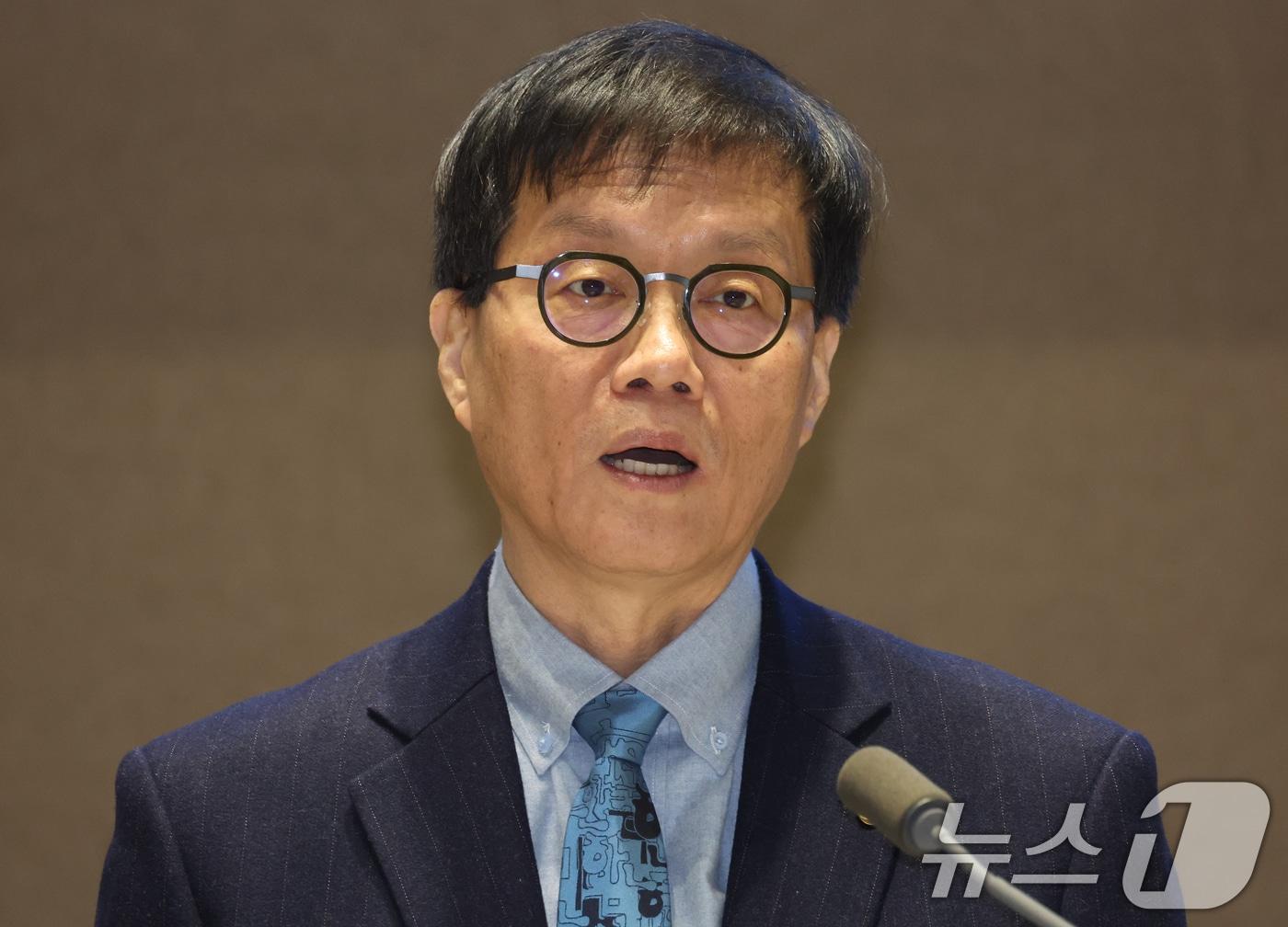 본문 이미지 - 이창용 한국은행 총재가 지난달 23일 서울 중구 한국은행에서 열린 2025 한국은행총재 외부포상 시상식에서 인사말을 하고 있다.ⓒ News1 김명섭 기자