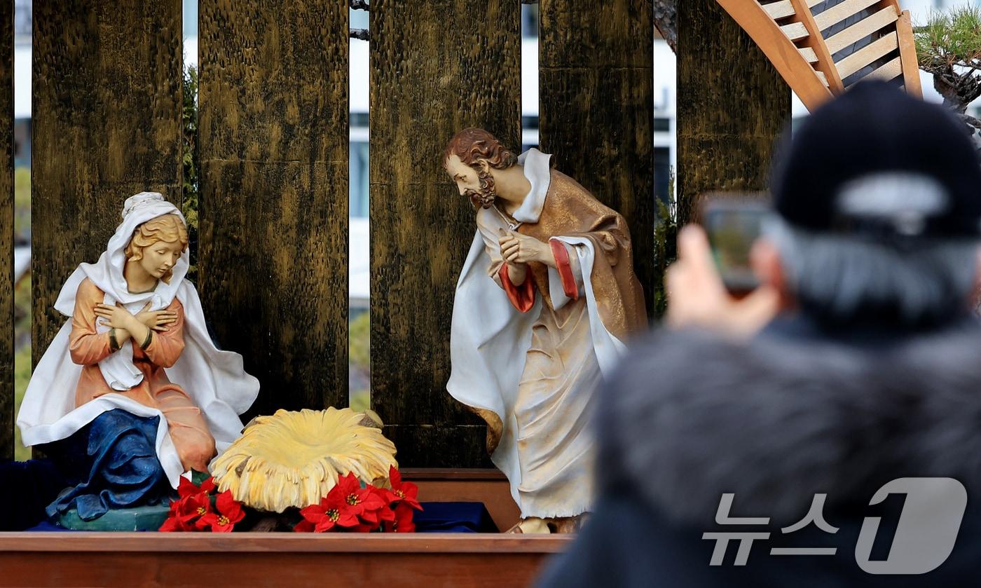 크리스마스 이브를 하루 앞둔 23일 서울 중구 명동대성당 앞에 성탄 구유가 설치돼 있다. 2025.12.23/뉴스1 ⓒ News1 이호윤 기자