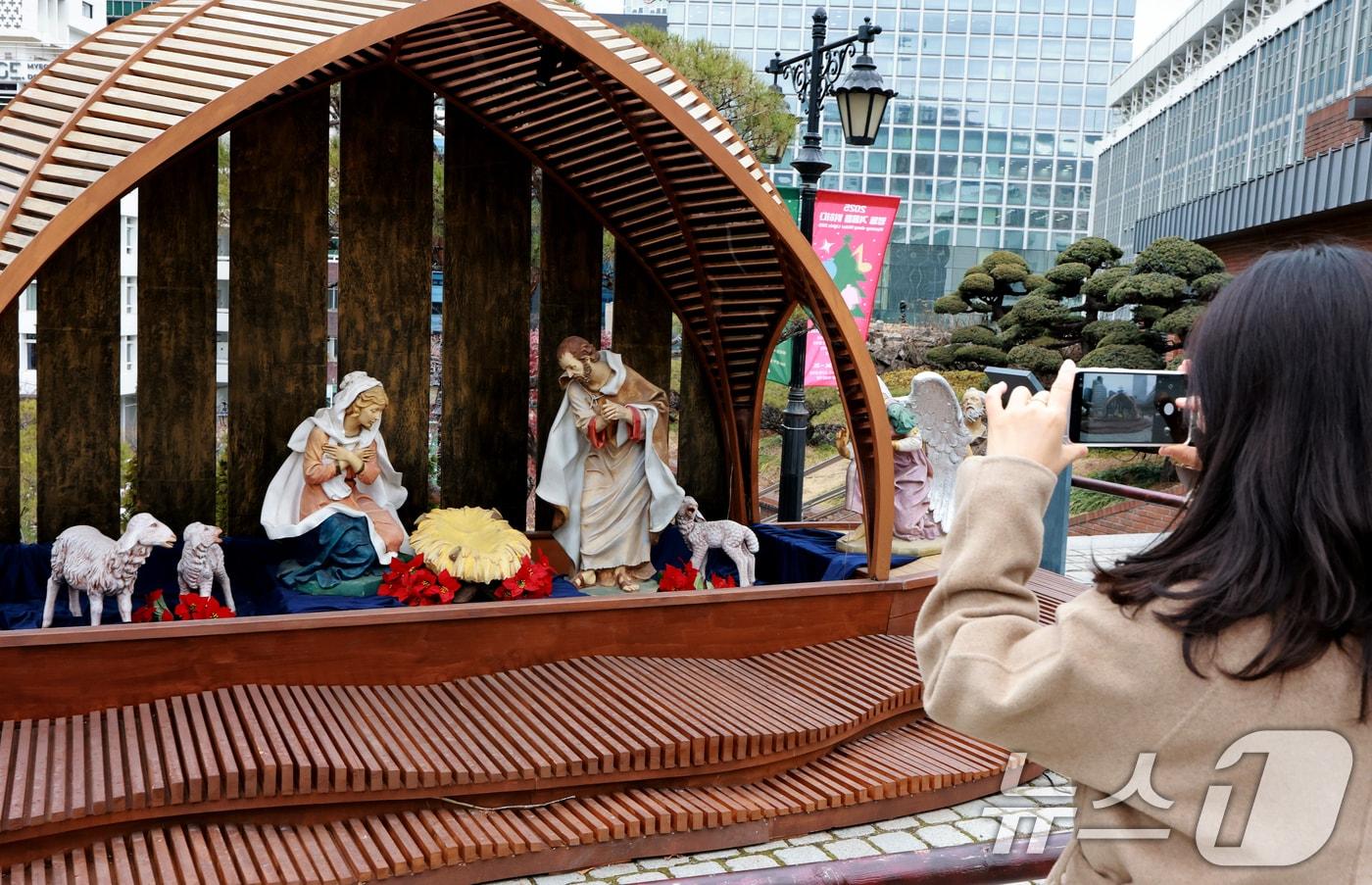 서울 중구 명동대성당 앞에 성탄 구유가 설치돼 있다. 2025.12.23/뉴스1 ⓒ News1 이호윤 기자