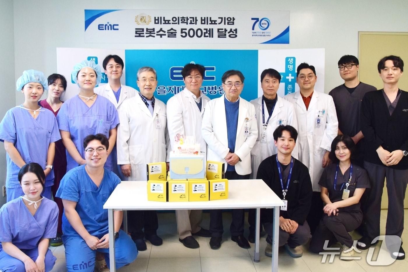 대전을지대학교병원(원장 김하용)이 비뇨기암 로봇수술 500례를 달성했다. 뒷줄 오른쪽 다섯 번째부터 김하용 대전을지대학교병원장, 유대선 비뇨의학과 교수. (을지대학교병원 제공. 재판매 및 DB금지) 2025.12.23/뉴스1