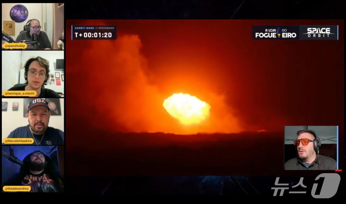 본문 이미지 - 23일 오전 10시 13분(한국시간) 브라질 알칸타라 우주센터에서 발사된 이노스페이스 상업 발사체 '한빛 나노'. 발사 후 지상에서 폭발이 감지된다.(이노스페이스 생중계 갈무리)/뉴스1