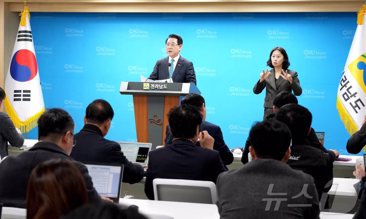 김영록 전라남도지사가 23일 도청 브리핑룸에서 2025년 송년 기자간담회를 갖고 민선 7~8기 주요 성과와 2026년도 도정방향에 대해 발표하고 있다.(전남도 제공. 재판매 및 DB금지) 2025.12.23/뉴스1