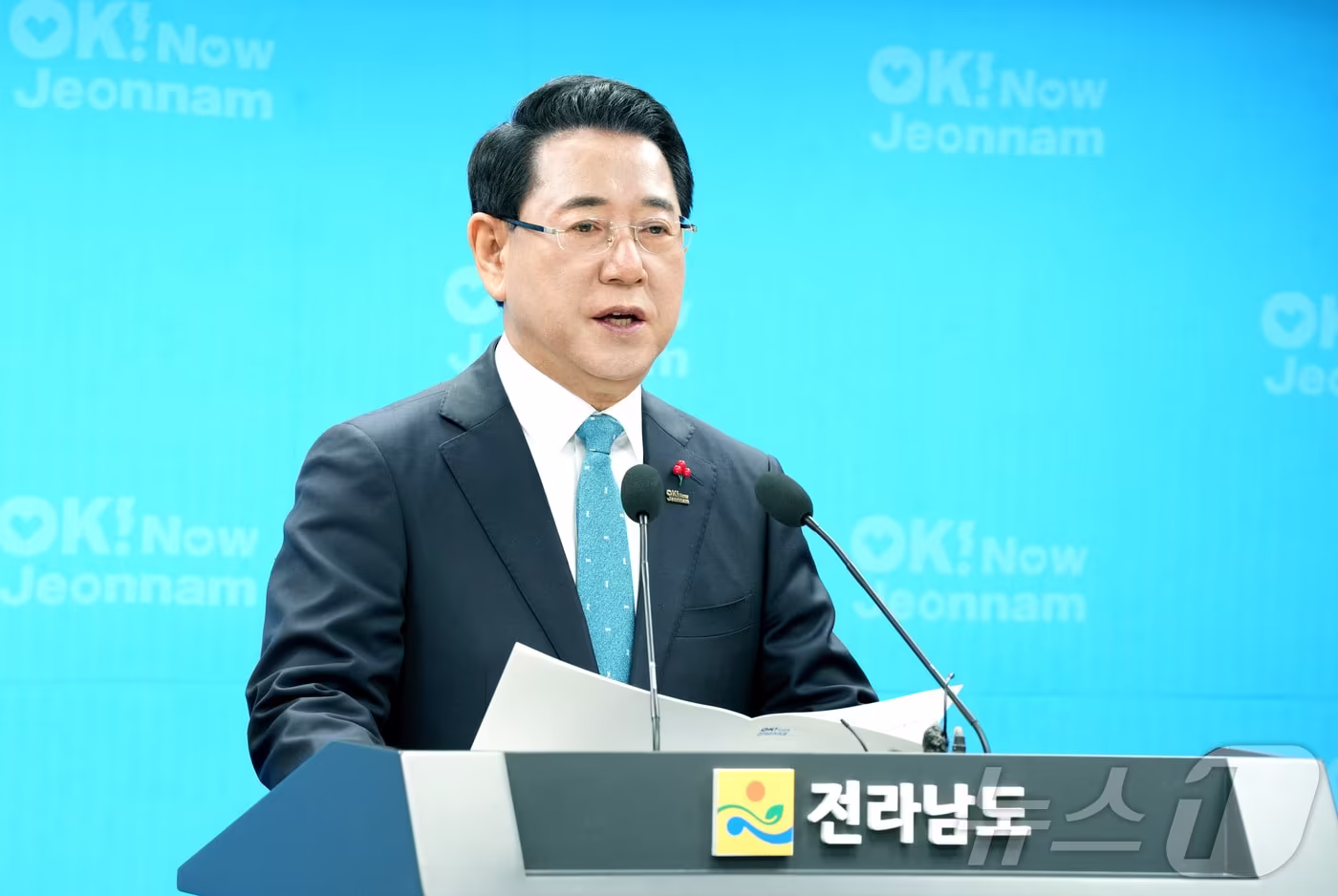 김영록 전라남도지사가 23일 도청 브리핑룸에서 2025년 송년 기자간담회를 갖고 민선 7~8기 주요 성과와 2026년도 도정방향에 대해 발표하고 있다.(전남도 제공. 재판매 및 DB금지) 2025.12.23/뉴스1 