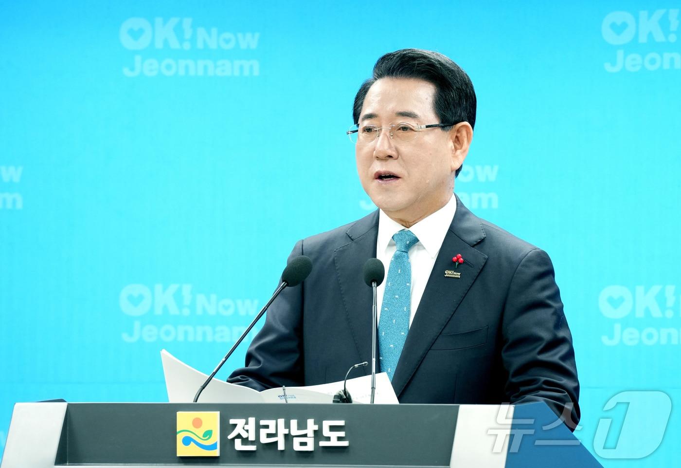 김영록 전라남도지사가 23일 도청 브리핑룸에서 2025년 송년 기자간담회를 갖고 민선 7~8기 주요 성과와 2026년도 도정방향에 대해 발표하고 있다.(전남도 제공. 재판매 및 DB금지) 2025.12.23/뉴스1