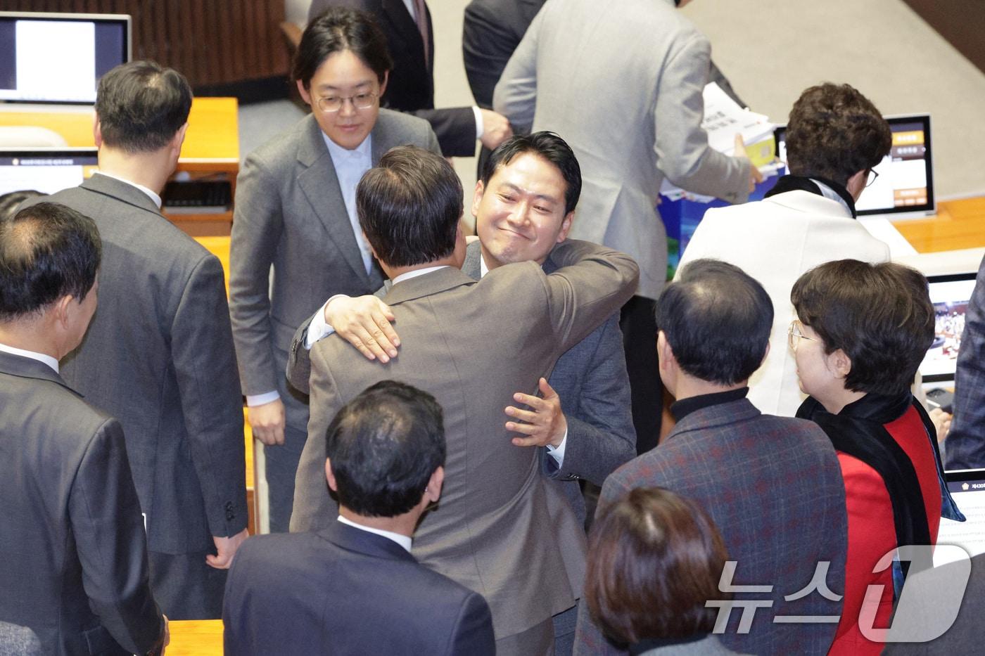 장동혁 국민의힘 대표가 23일 서울 여의도 국회에서 열린 제430회국회(임시회) 제2차 본회의에서 '12·3 윤석열 비상계엄 등에 대한 전담재판부 설치 및 제보자 보호 등에 관한 특별법안(대안)에 대한 수정안'에 대한 무제한 토론(필리버스터)을 마친 후 의원들과 인사하고 있다. 2025.12.23/뉴스1 ⓒ News1 신웅수 기자