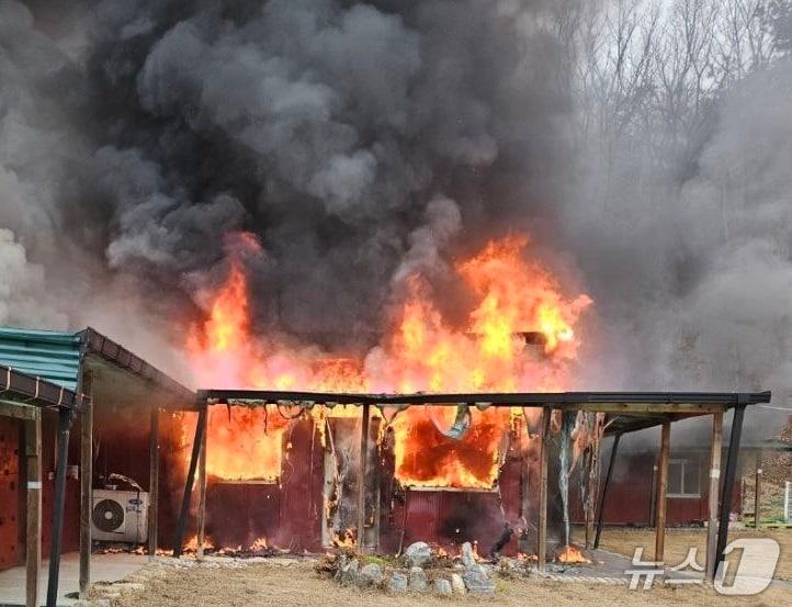 본문 이미지 - 화재 현장. (경기도소방재난본부 제공. 재판매 및 DB 금지) 2025.12.23/뉴스1