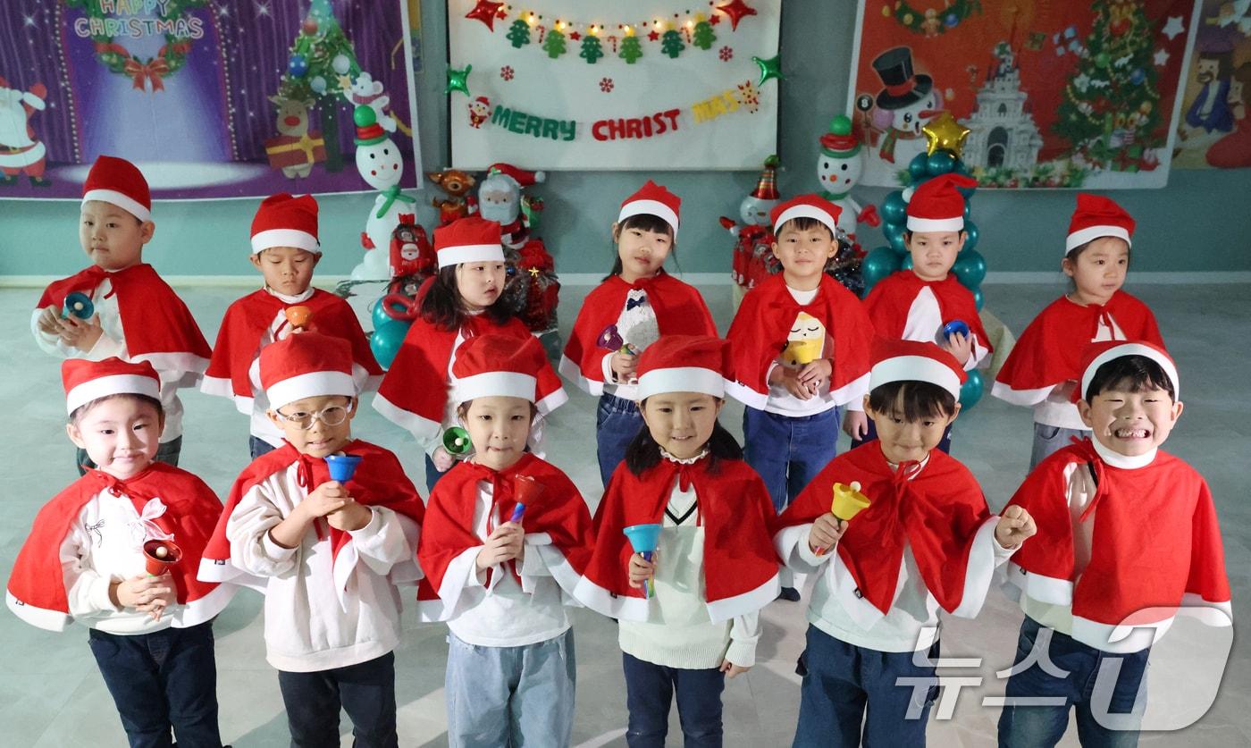 크리스마스를 이틀 앞둔 23일 어린이집에서 아이들이 캐럴을 부르고 있다. 2025.12.23/뉴스1 ⓒ News1 김영운 기자