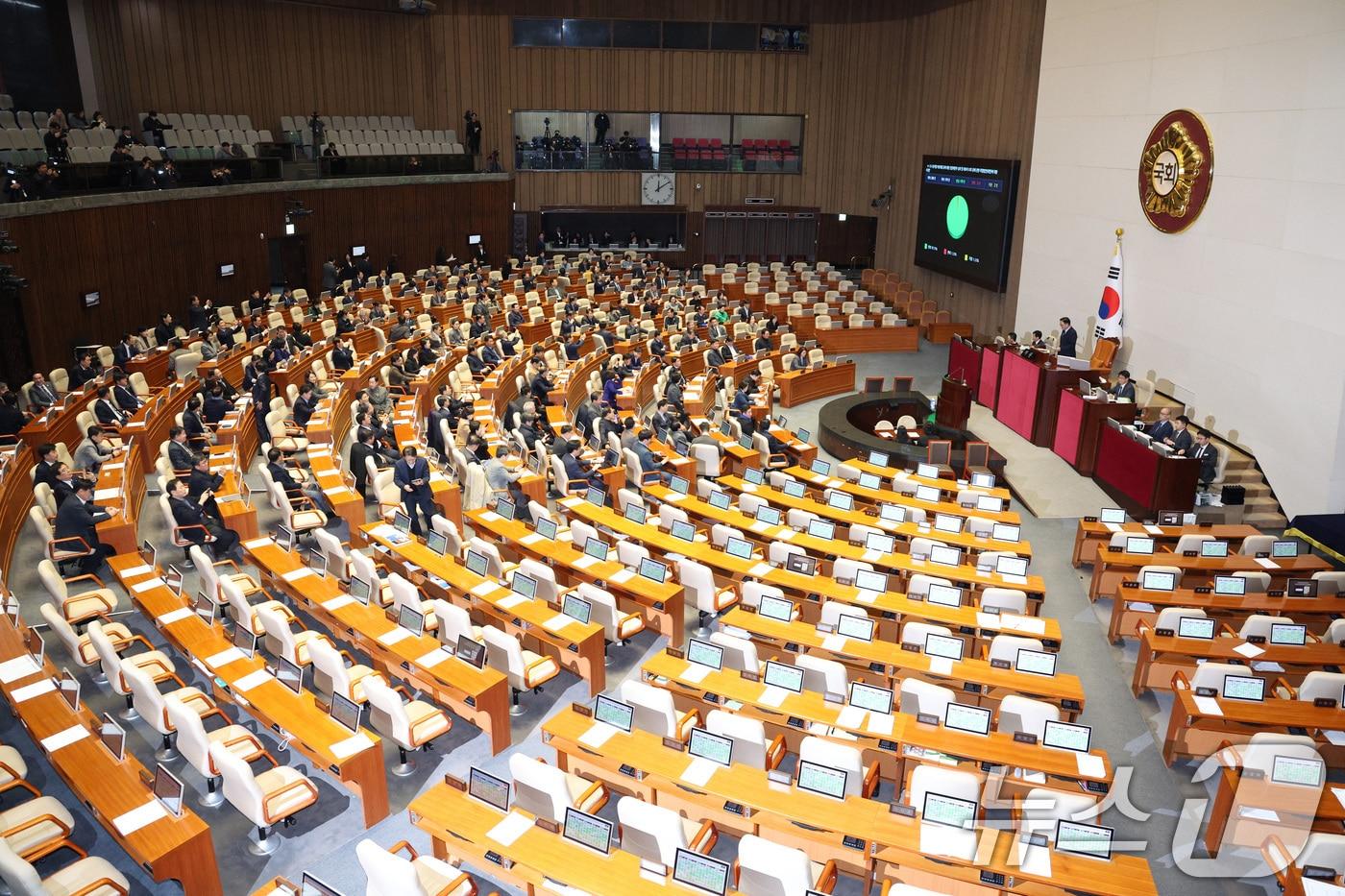 23일 서울 여의도 국회에서 열린 제430회국회(임시회) 제2차 본회의에서 '12·3 윤석열 비상계엄 등에 대한 전담재판부 설치 및 제보자 보호 등에 관한 특별법안(대안)에 대한 수정안'이 가결되고 있다. 2025.12.23/뉴스1 ⓒ News1 신웅수 기자