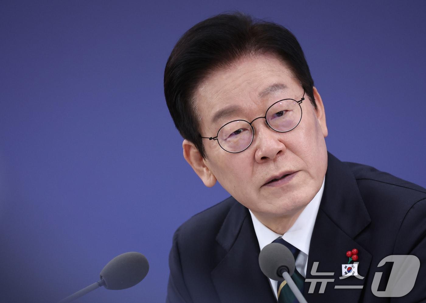 이재명 대통령이 23일 부산 동구 해양수산부 청사에서 열린 국무회의에서 발언을 듣고 있다. (대통령실통신사진기자단) 2025.12.23/뉴스1 ⓒ News1 이재명 기자