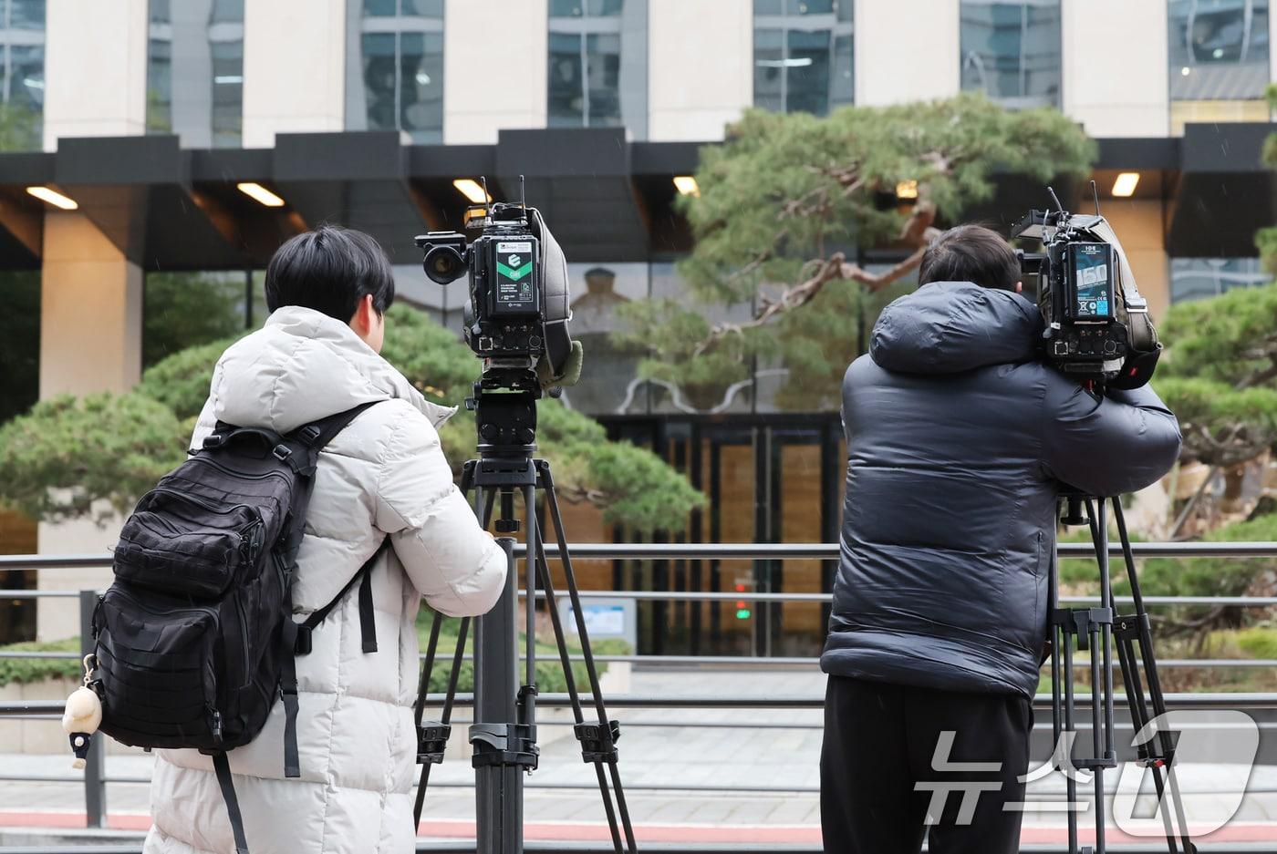'쿠팡 퇴직금 미지급 무혐의 외압' 의혹을 수사하는 관봉권·쿠팡 상설 특검팀이 23일 서울 송파구에 위치한 쿠팡풀필먼트서비스에 대한 압수수색에 착수한 가운데 취재진이 현장에 대기하고 있다. 2025.12.23/뉴스1 ⓒ News1 장수영 기자