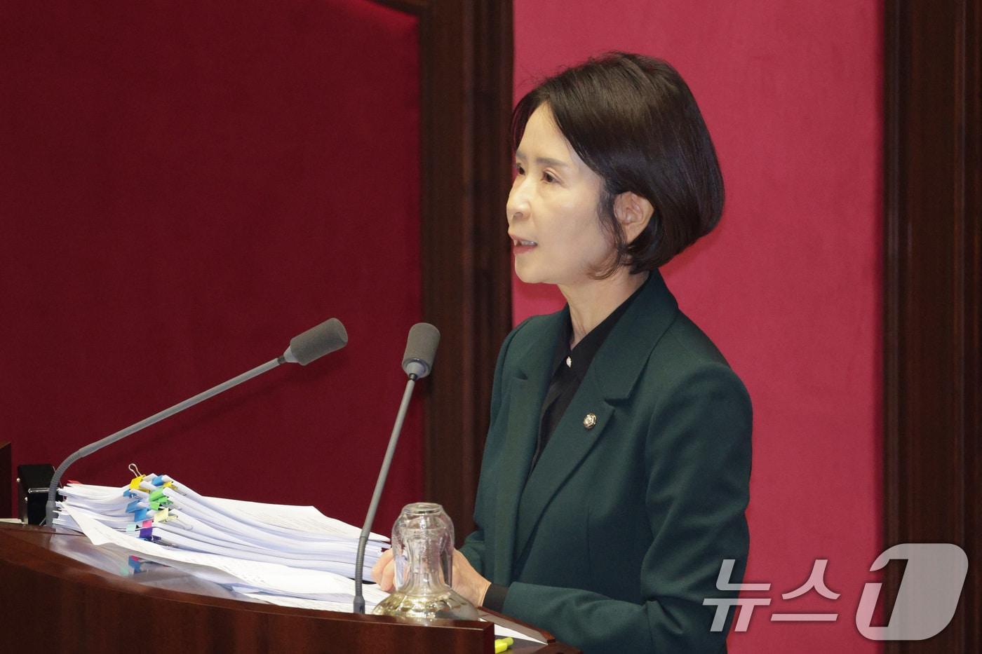 본문 이미지 - 최수진 국민의힘 의원이 지난해 12월 23일 국회에서 열린 제430회국회(임시회) 제2차 본회의에서 정보통신망 이용촉진 및 정보보호 등에 관한 법률 일부개정법률안(대안)에 대한 무제한 토론(필리버스터)을 하고 있다. 2025.12.23 ⓒ 뉴스1 신웅수 기자