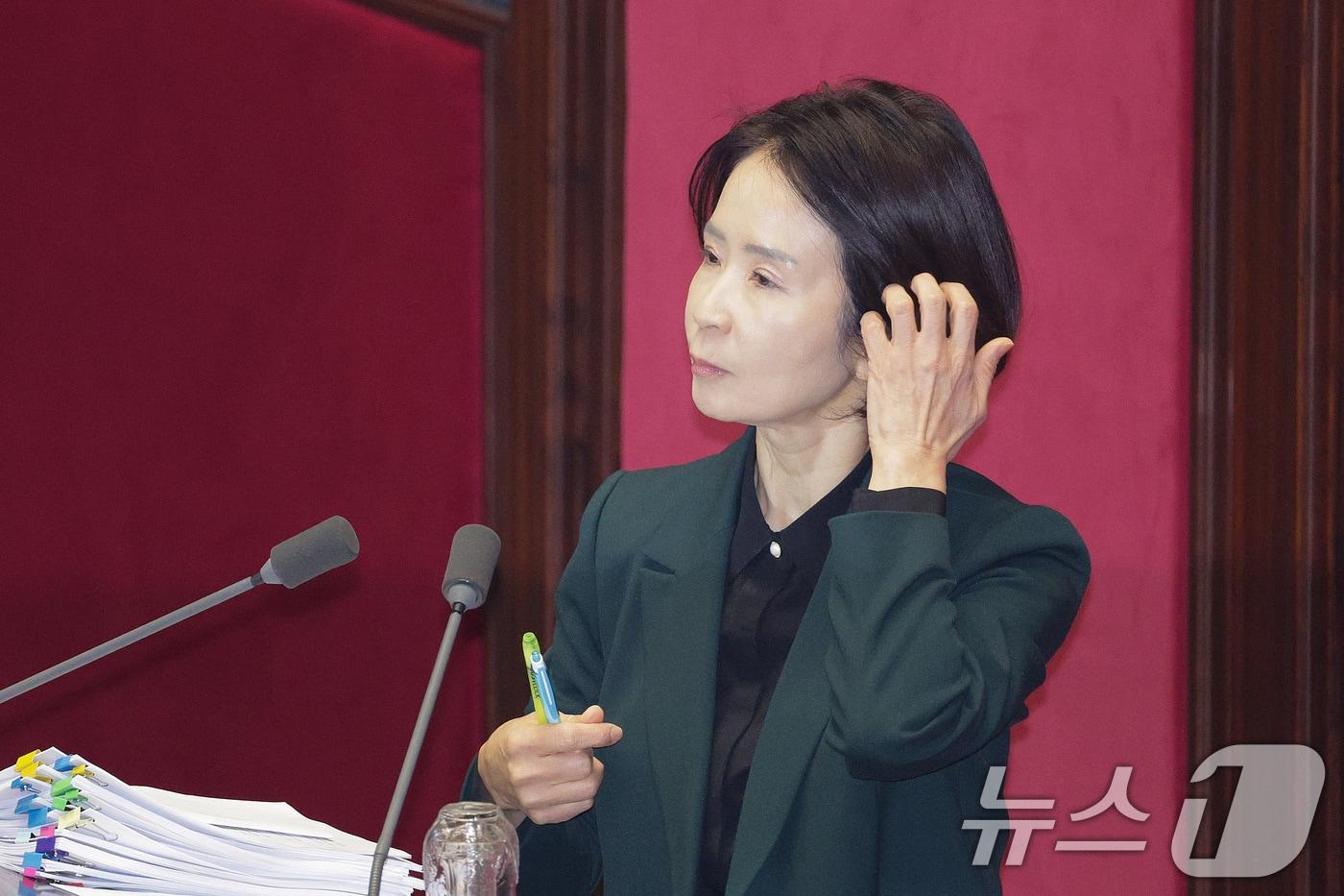 본문 이미지 - 최수진 국민의힘 의원이 23일 서울 여의도 국회에서 열린 제430회국회(임시회) 제2차 본회의에서 정보통신망 이용촉진 및 정보보호 등에 관한 법률 일부개정법률안(대안)에 대한 무제한 토론(필리버스터)을 하고 있다. 2025.12.23/뉴스1 ⓒ News1 신웅수 기자