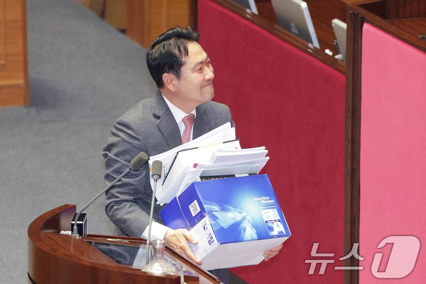 장동혁 국민의힘 대표가 23일 서울 여의도 국회에서 열린 제430회국회(임시회) 제2차 본회의에서 '12·3 윤석열 비상계엄 등에 대한 전담재판부 설치 및 제보자 보호 등에 관한 특별법안(대안)에 대한 수정안'에 대한 무제한 토론(필리버스터)을 마친 후 본회의장을 나서고 있다. 2025.12.23/뉴스1 ⓒ News1 신웅수 기자