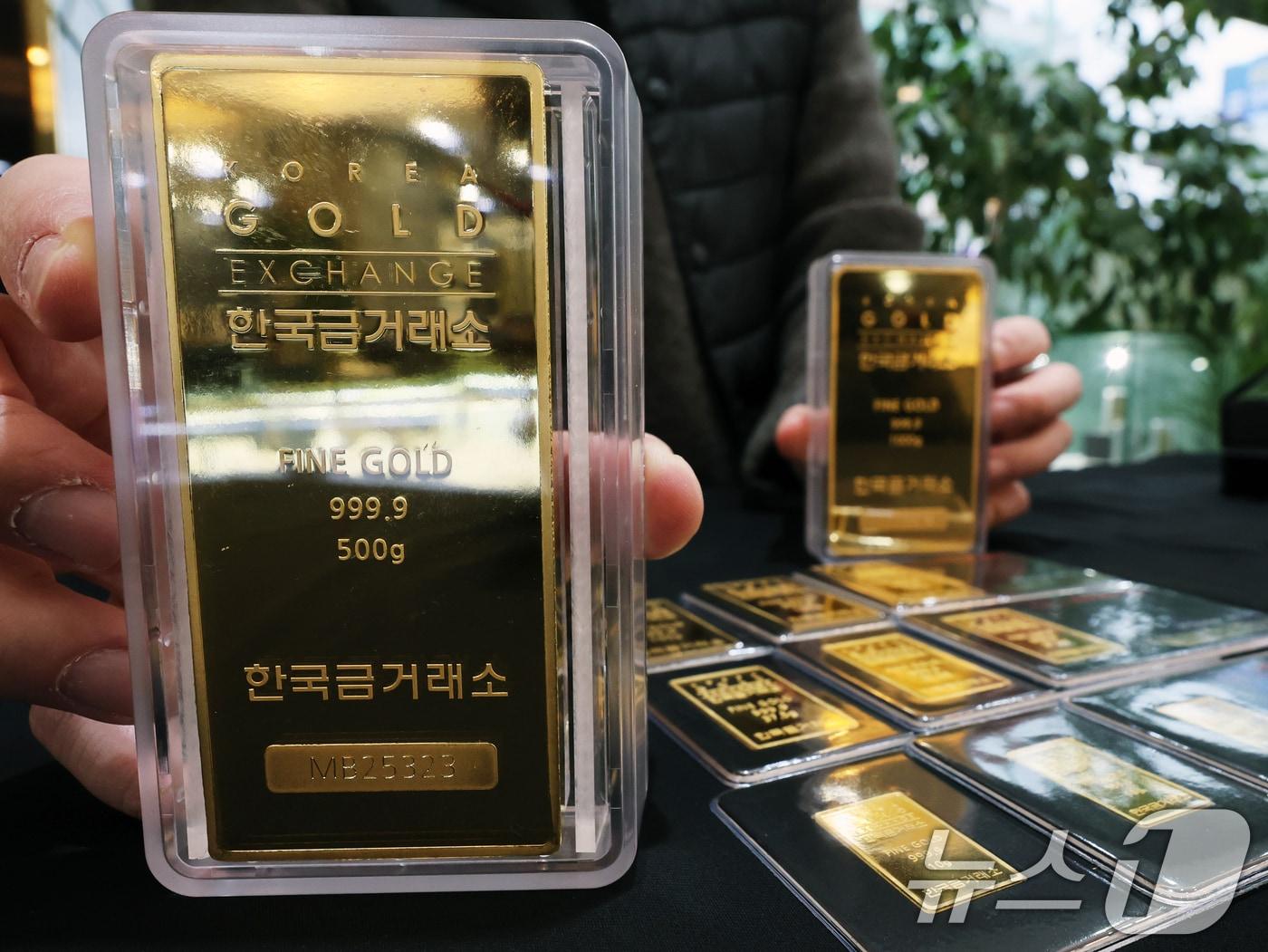 본문 이미지 - 서울 종로구 한국금거래소에서 관계자가 금을 진열하고 있다. 2025.12.23/뉴스1 ⓒ News1 황기선 기자