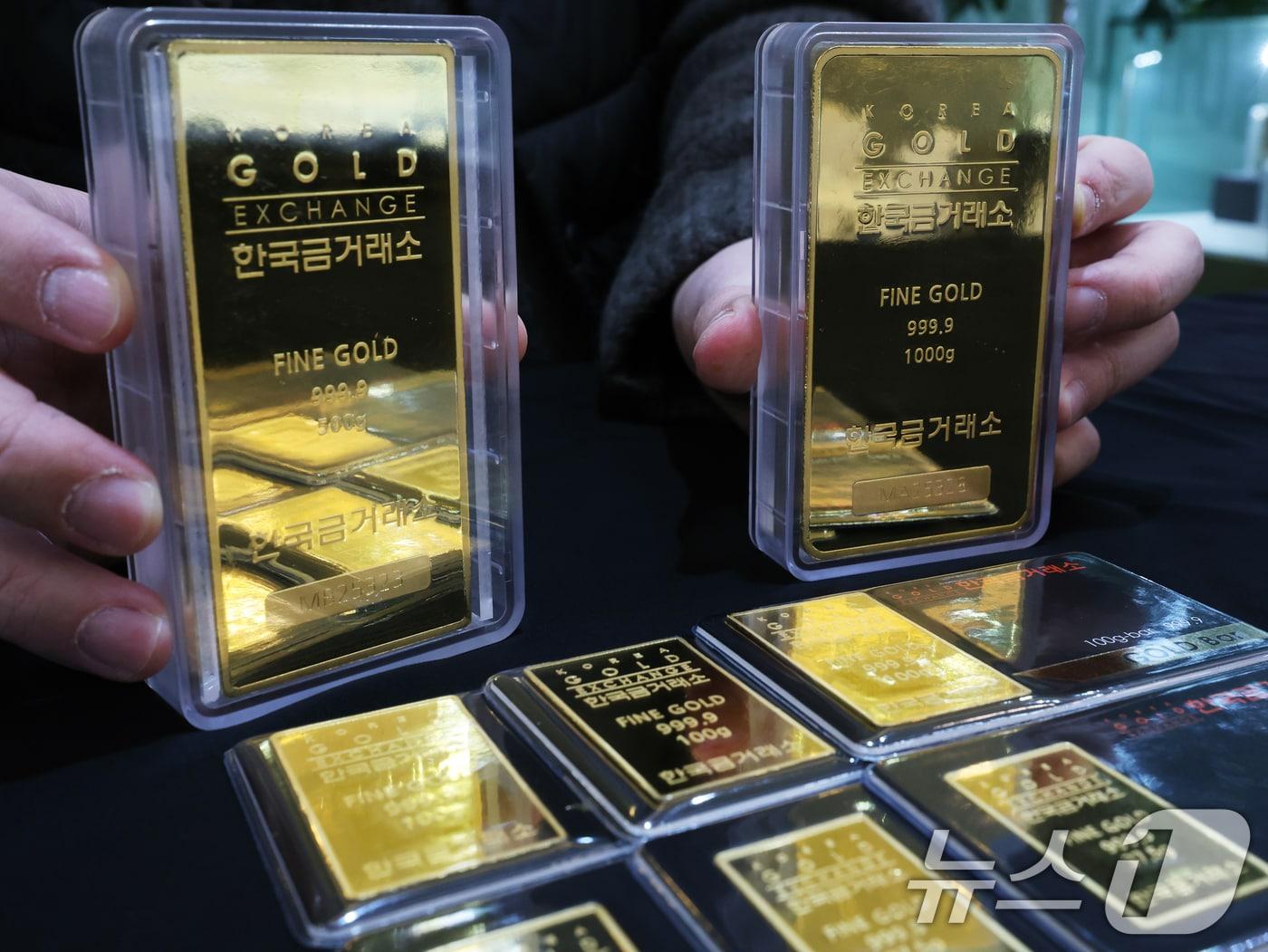 본문 이미지 - 미국과 베네수엘라 간의 군사적 긴장이 최고조에 달하면서 국제 금값이 사상 최고치를 갈아치웠다. 23일(한국시간) 국제 금 현물 가격은 전 거래일 대비 2.2% 급등한 온스당 4434.26달러를 기록했다. 장중 한때 4441.92달러까지 치솟으며 역대 최고치를 갈아 치웠다. 금값은 올해 초와 비교하면 69% 이상 상승해 제2차 오일쇼크가 있었던 1979년 이후 최대 연간 상승 폭을 기록 중이다. 사진은 서울 종로구 한국금거래소에서 관계자가 금을 진열하는 모습. 2025.12.23/뉴스1 ⓒ News1 황기선 기자